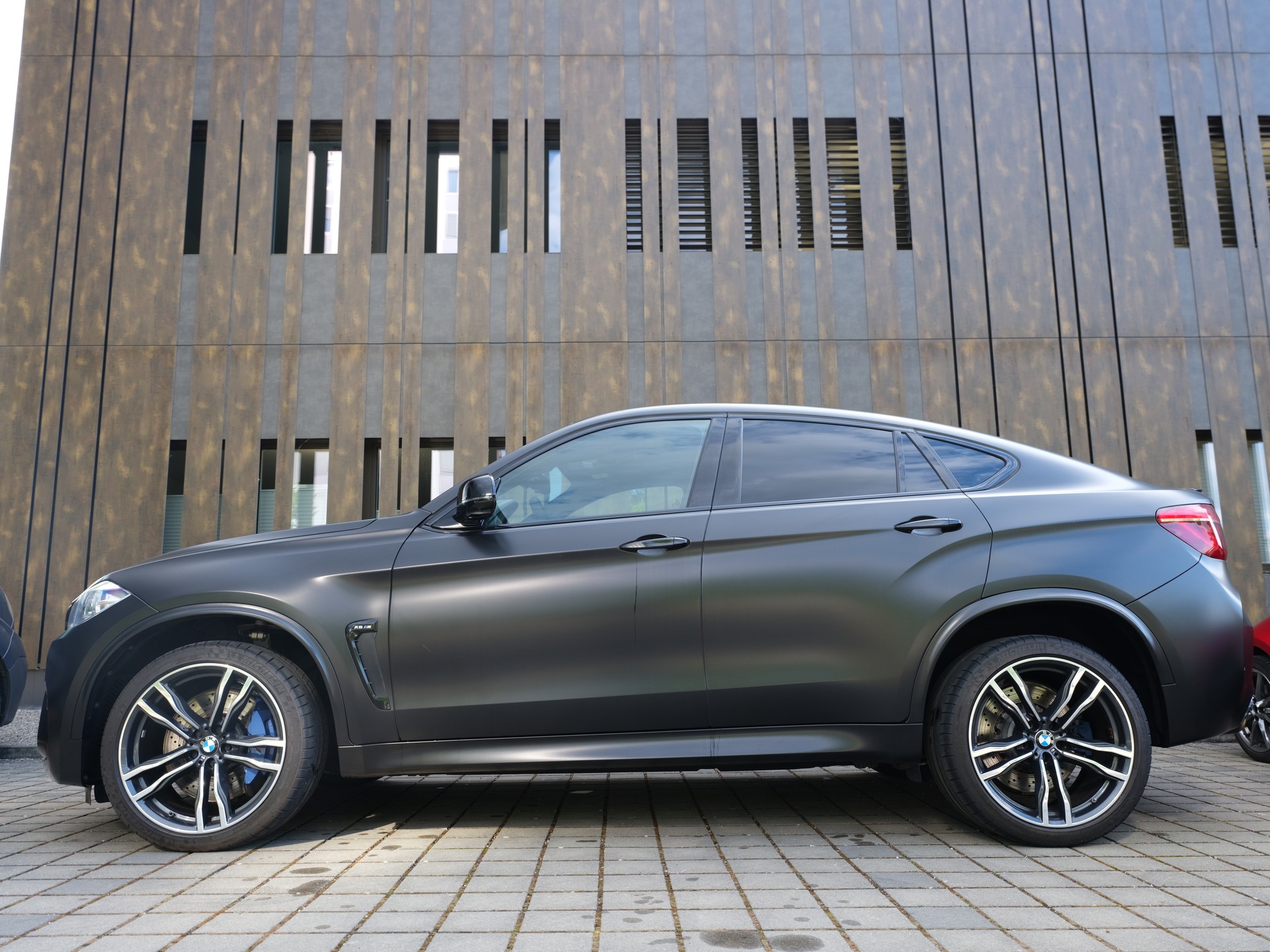 BMW X6M Steptronic-showroom-element-3