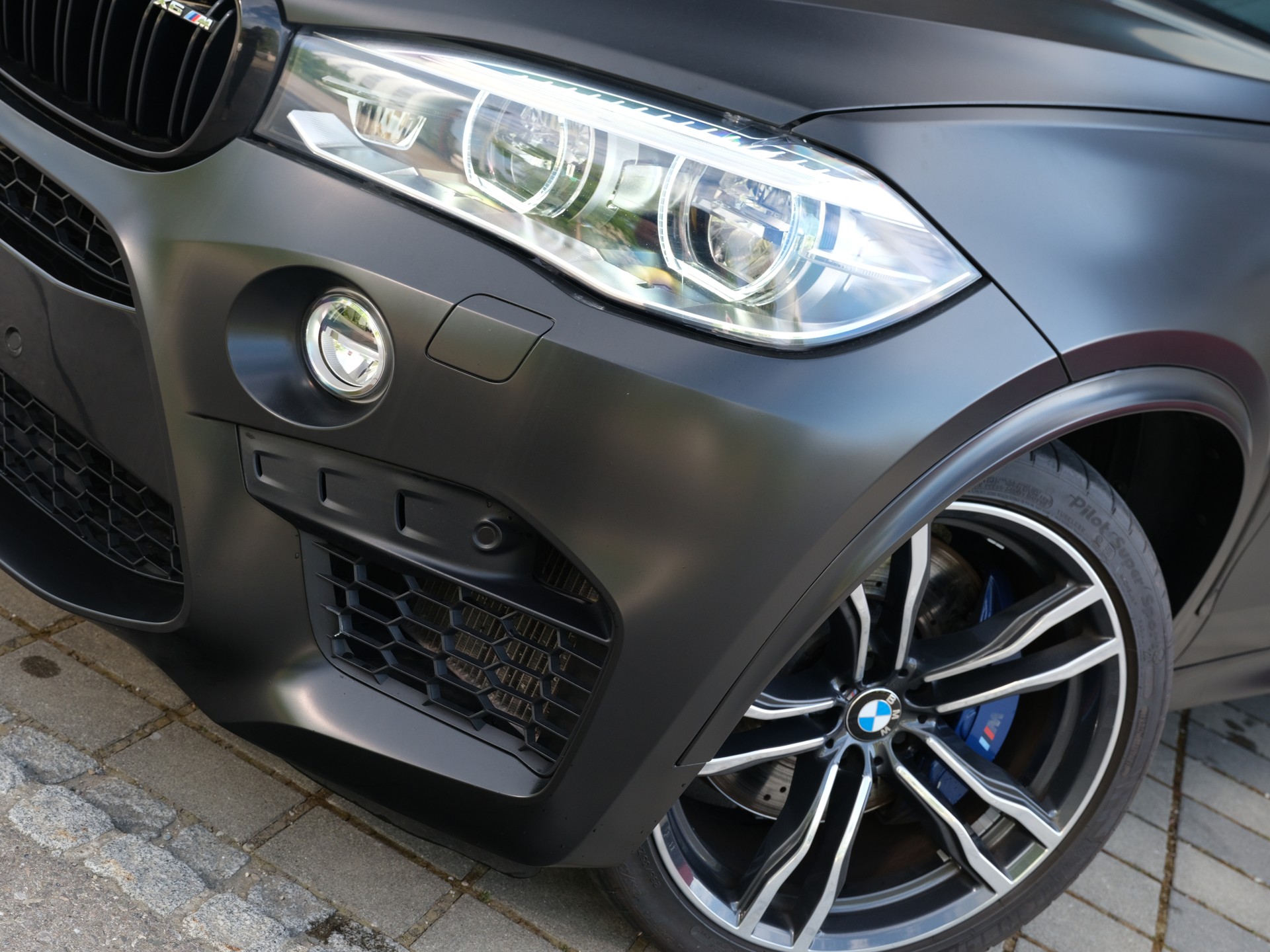 BMW X6M Steptronic-showroom-element-2