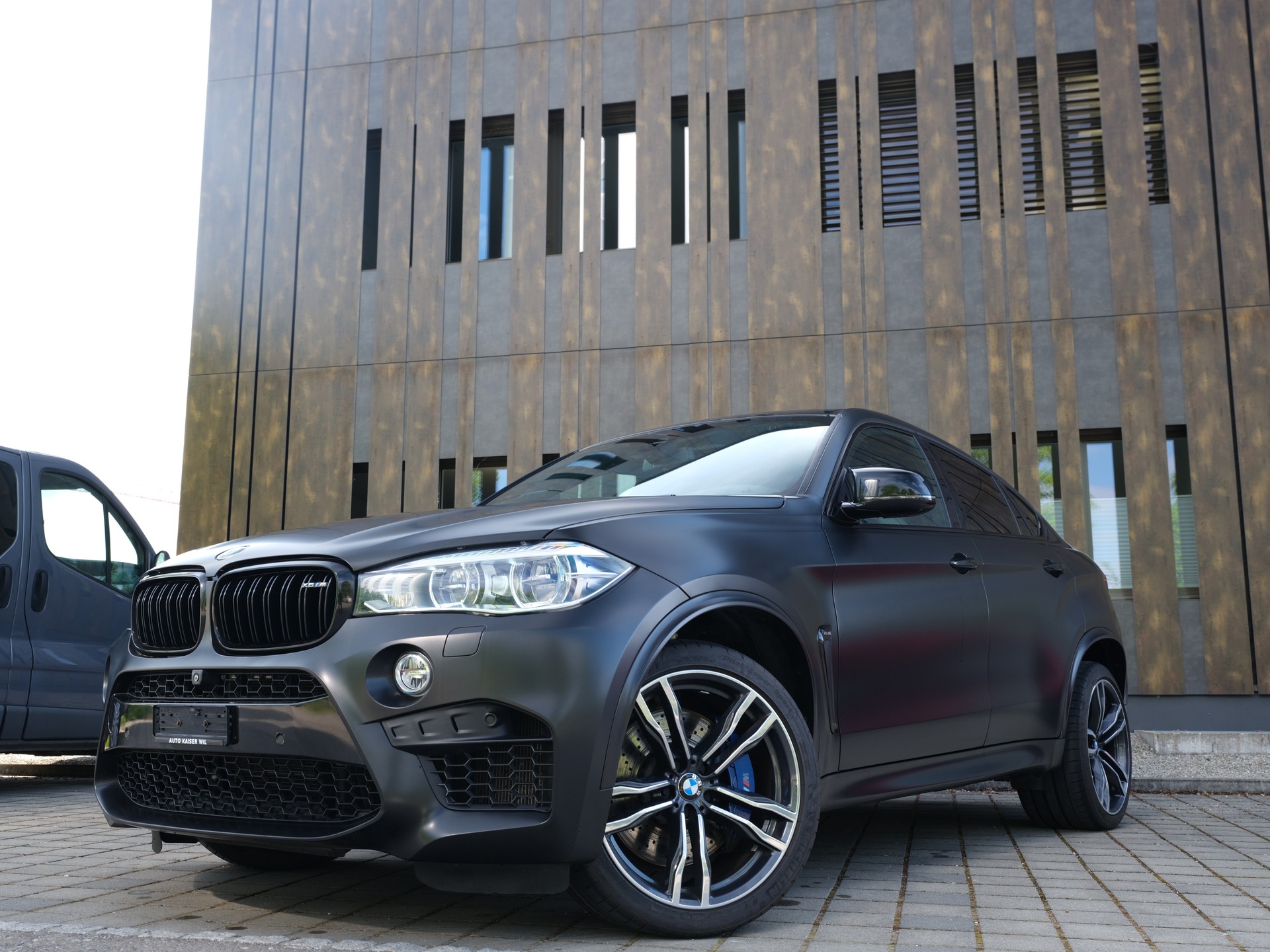 BMW X6M Steptronic-showroom-element-1