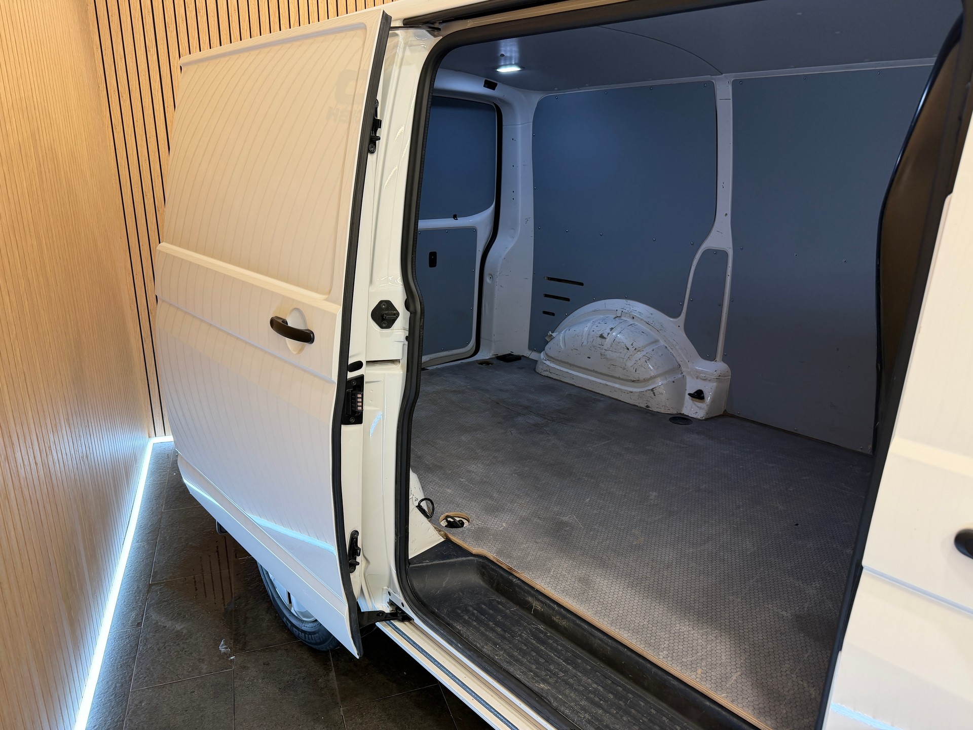 VW T6.1 2.0 TDI Transporter 3 Plätze-image-5