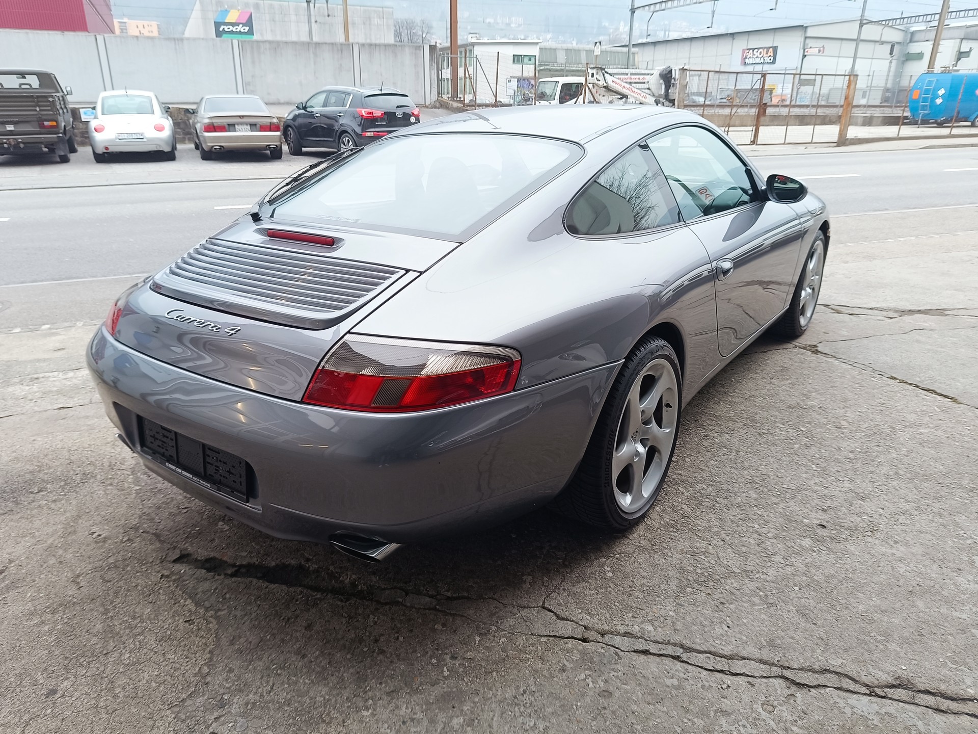 PORSCHE 911 Carrera 4-image-2