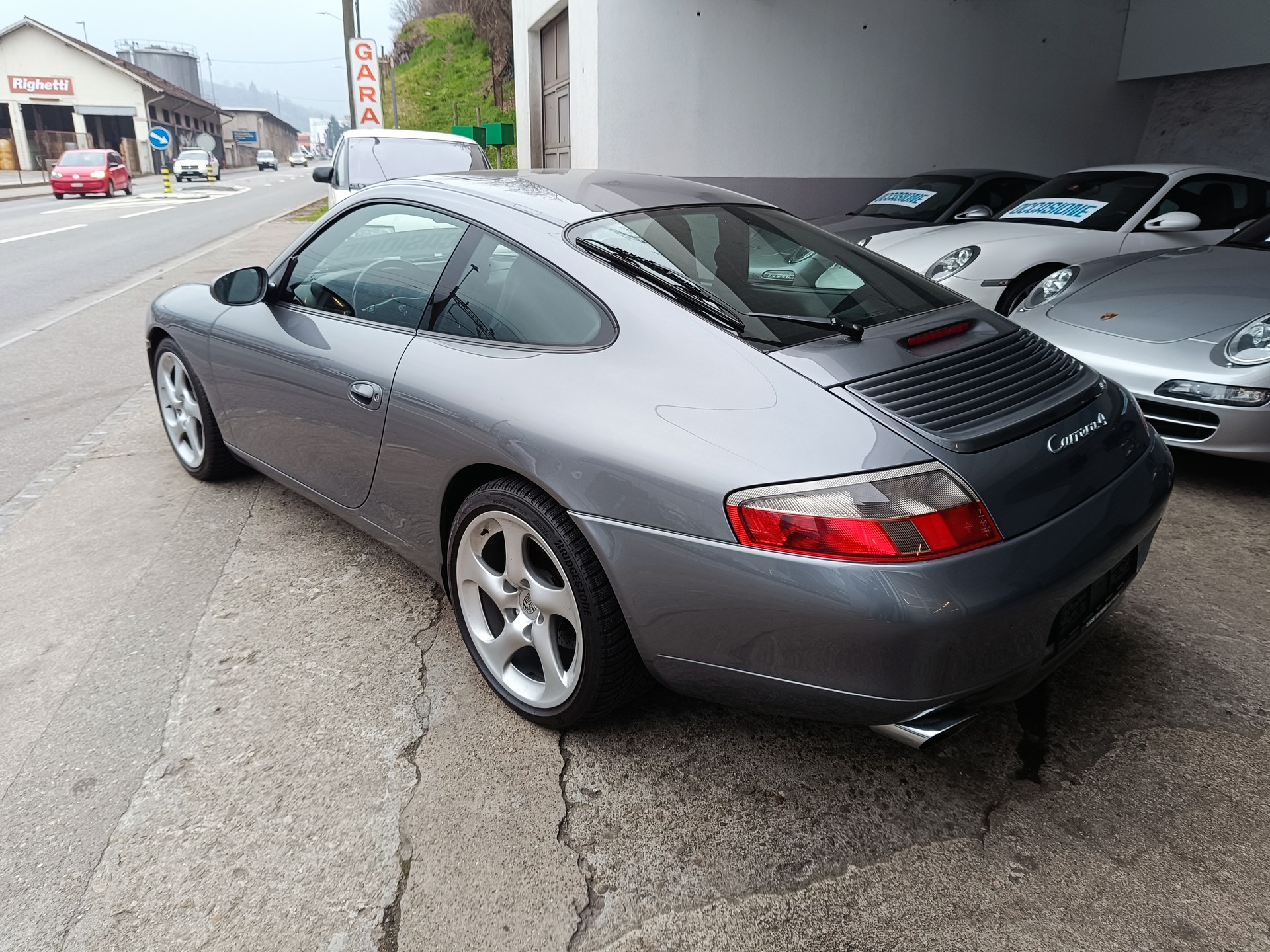 PORSCHE 911 Carrera 4-image-3