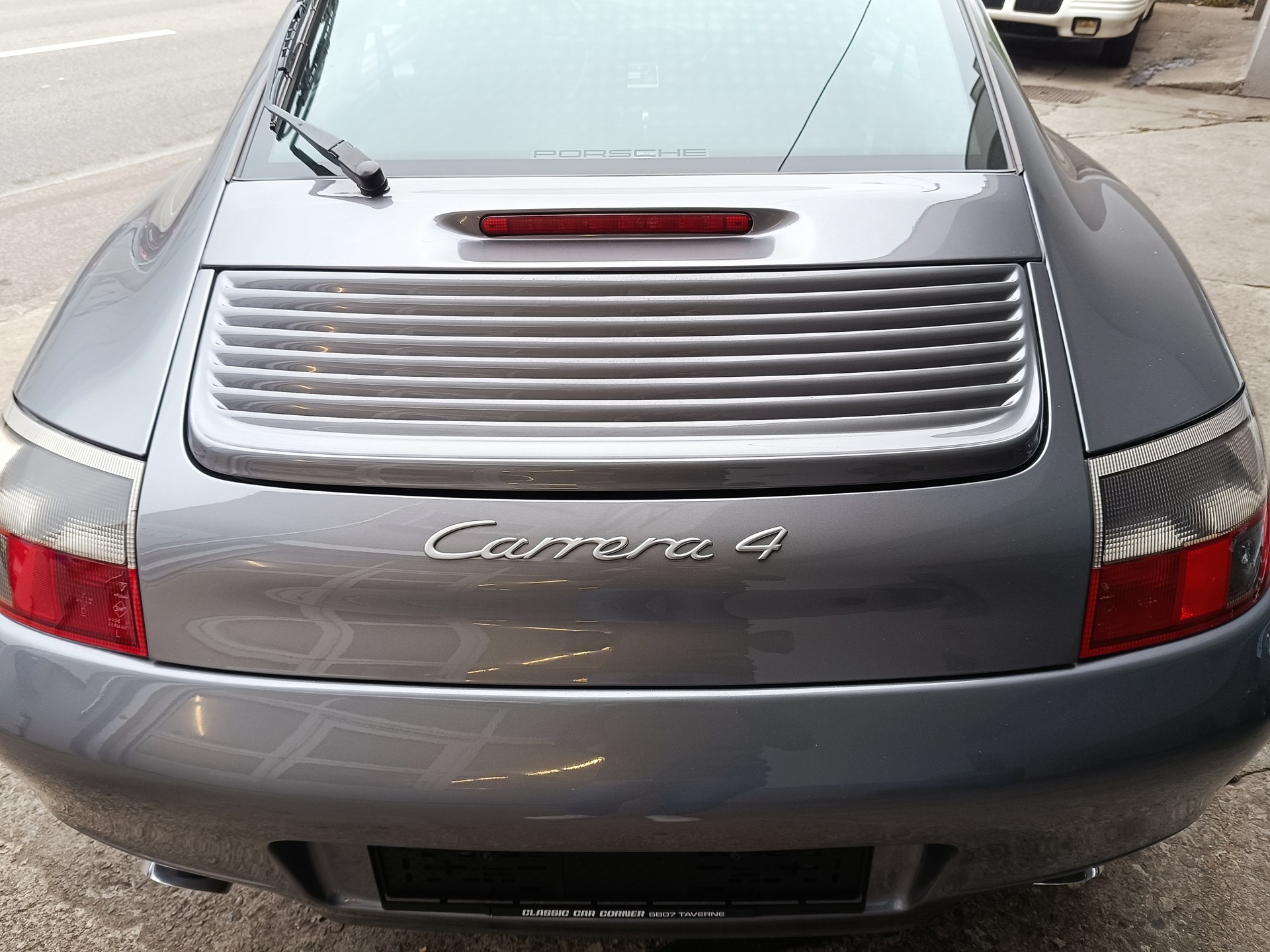 PORSCHE 911 Carrera 4-image-4