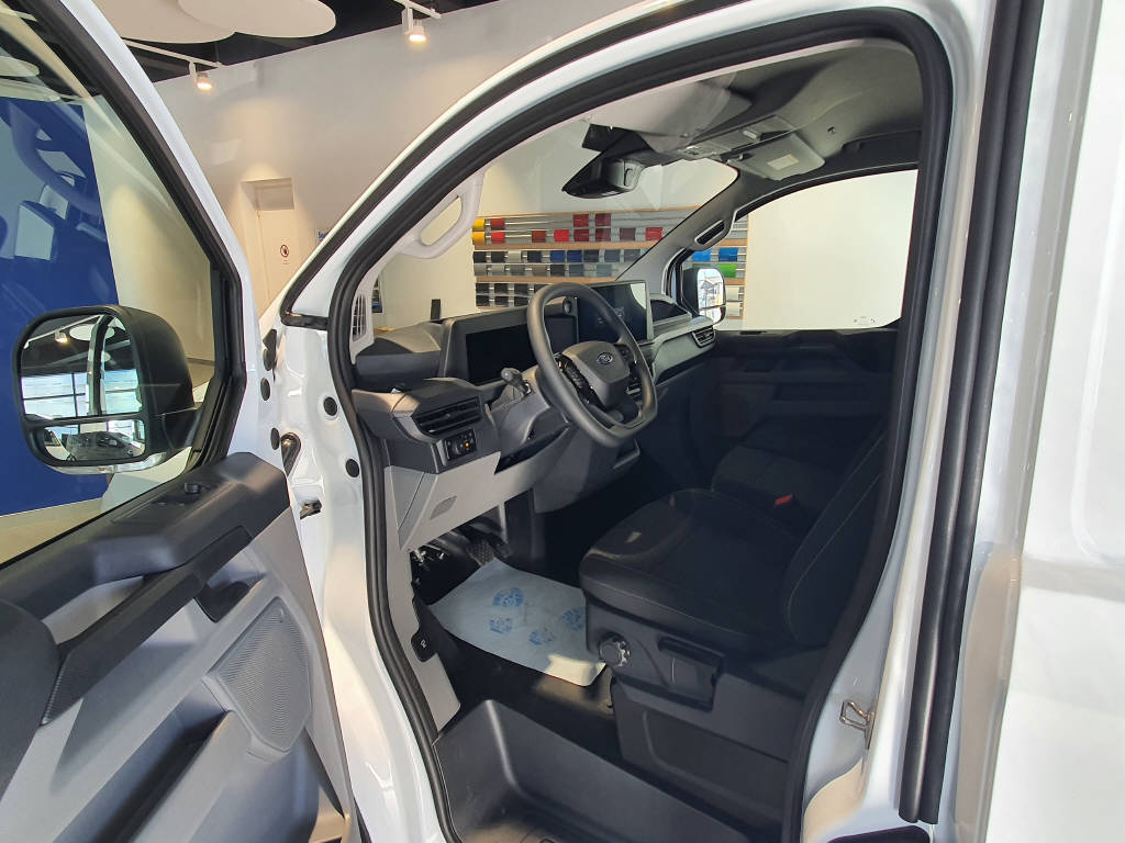 FORD Transit Custom Van 320 L1 2.5 Duratec 233 Trend PHEV-image-8