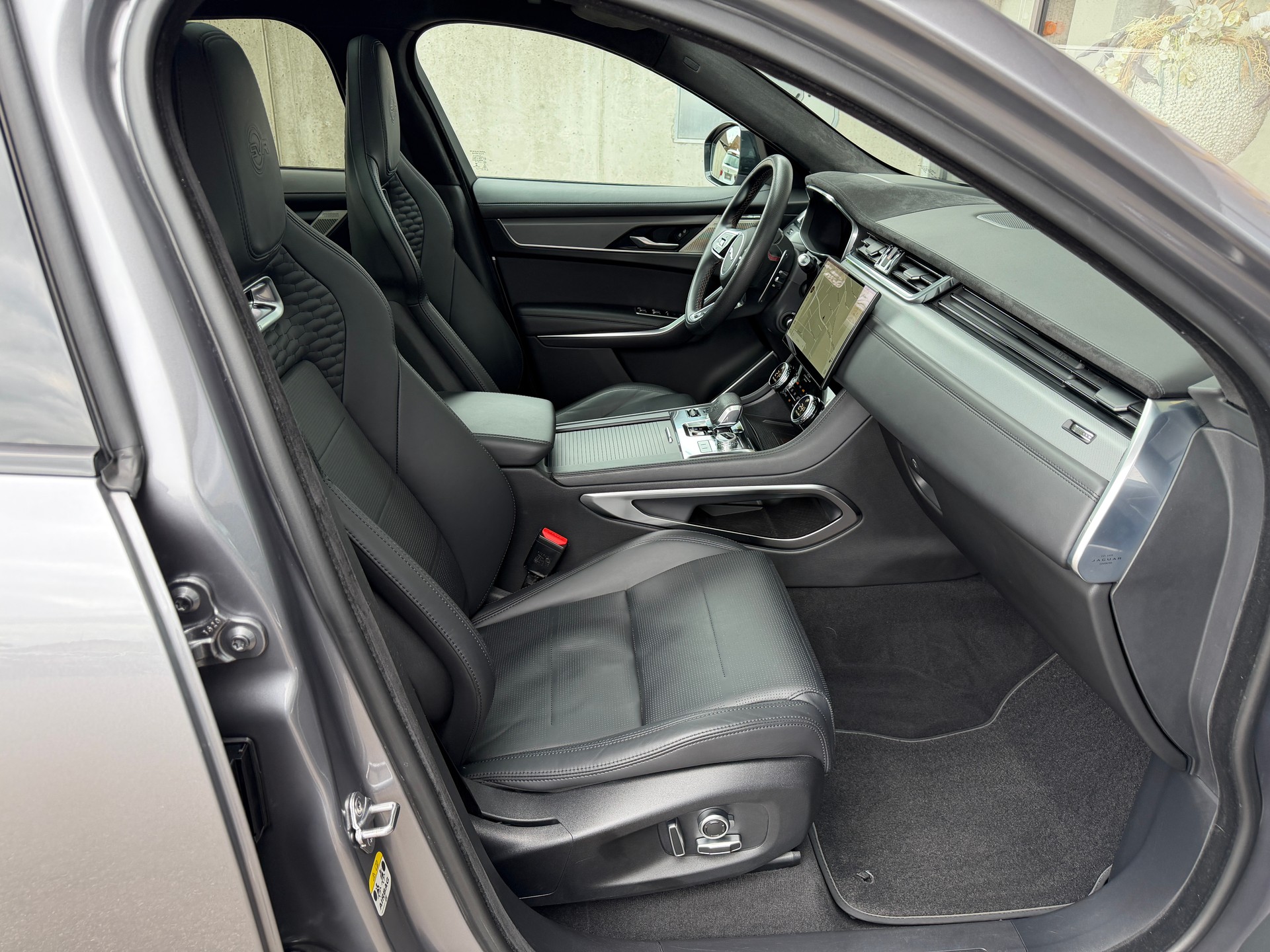 JAGUAR F-Pace 5.0 V8 SVR P550 AWD-image-13