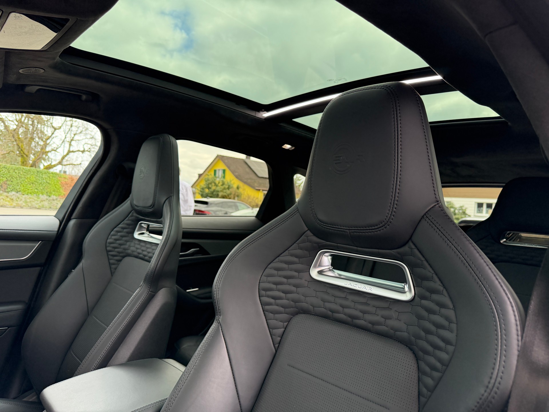 JAGUAR F-Pace 5.0 V8 SVR P550 AWD-image-24