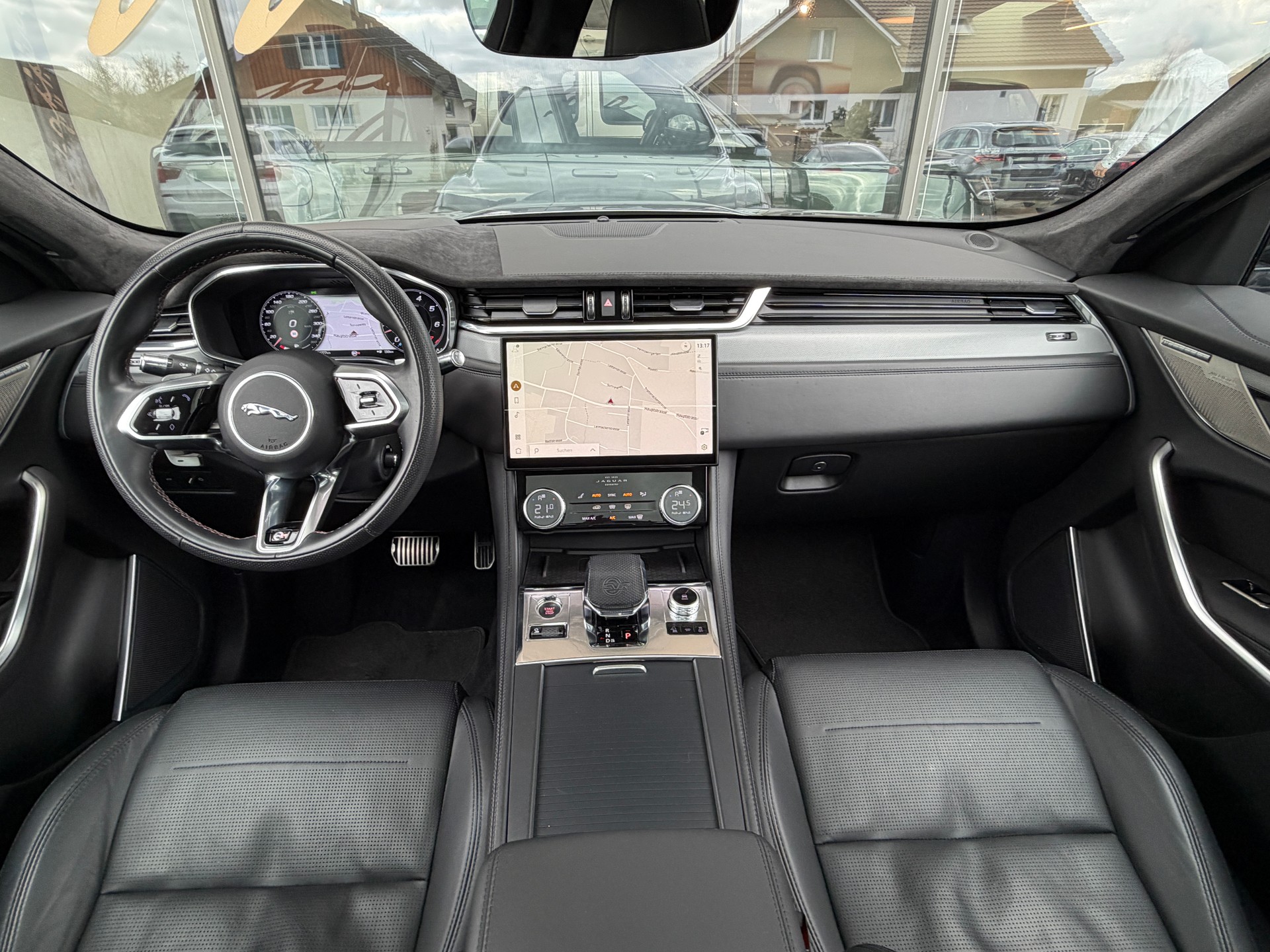 JAGUAR F-Pace 5.0 V8 SVR P550 AWD-image-17