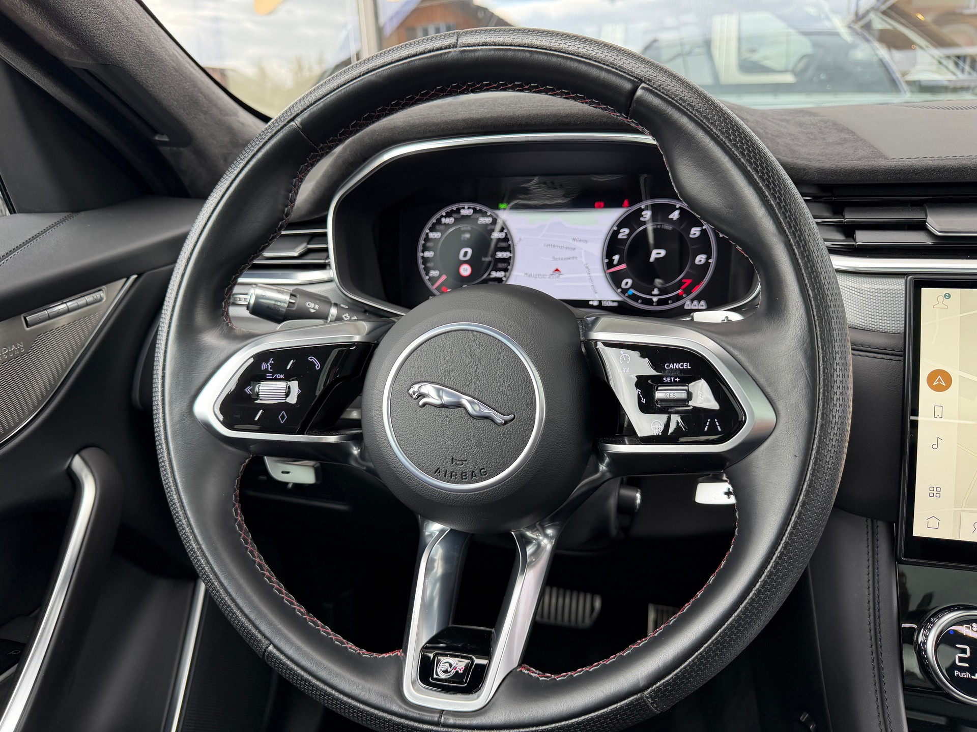 JAGUAR F-Pace 5.0 V8 SVR P550 AWD-image-21