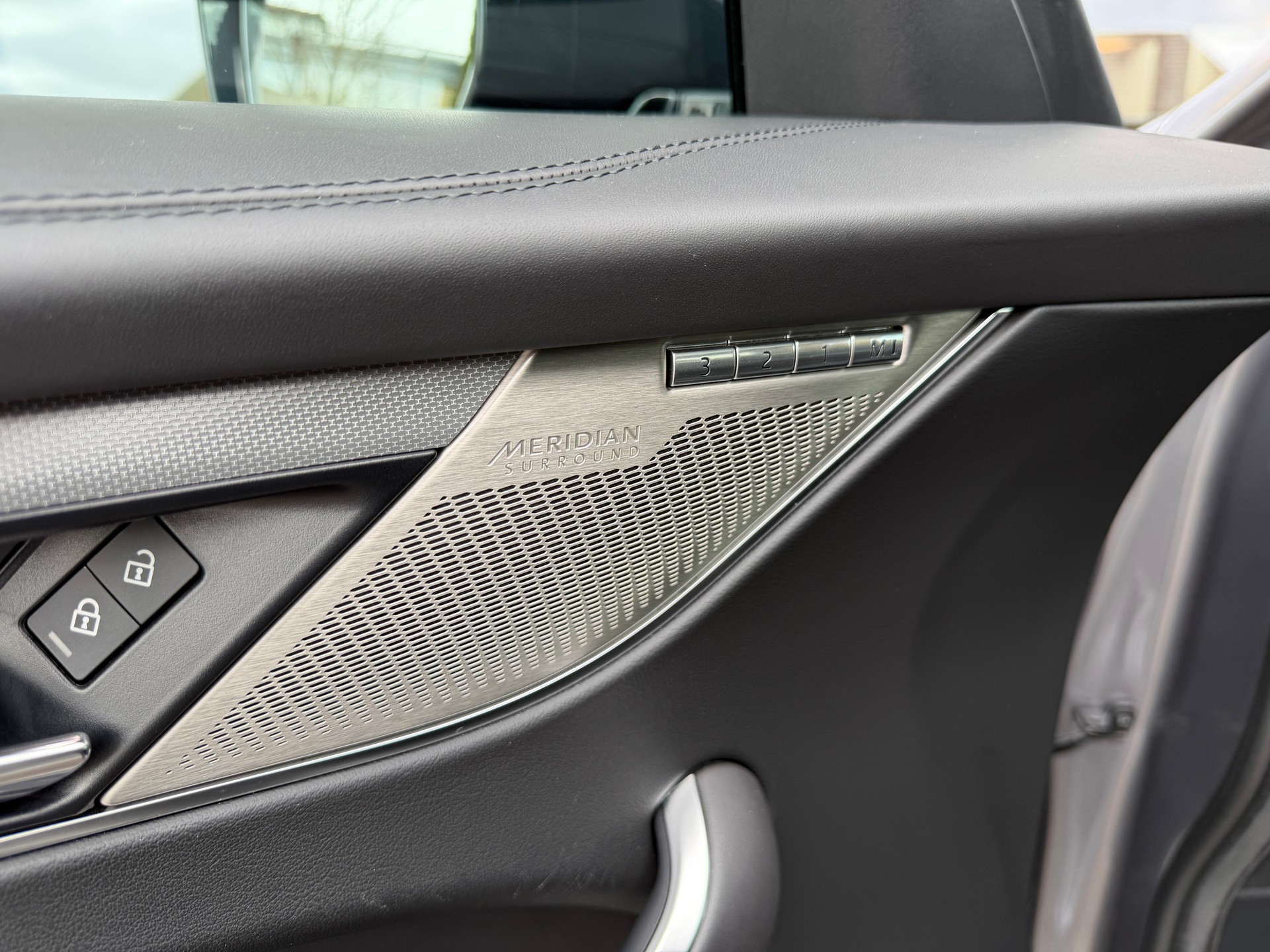 JAGUAR F-Pace 5.0 V8 SVR P550 AWD-image-16