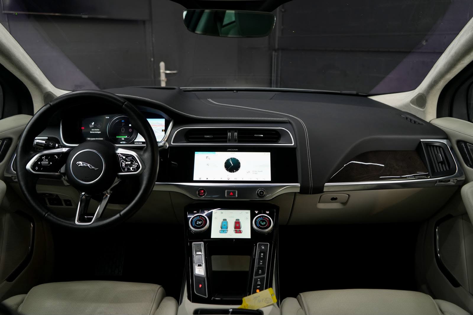 JAGUAR I-Pace EV400 First Edition AWD-image-12