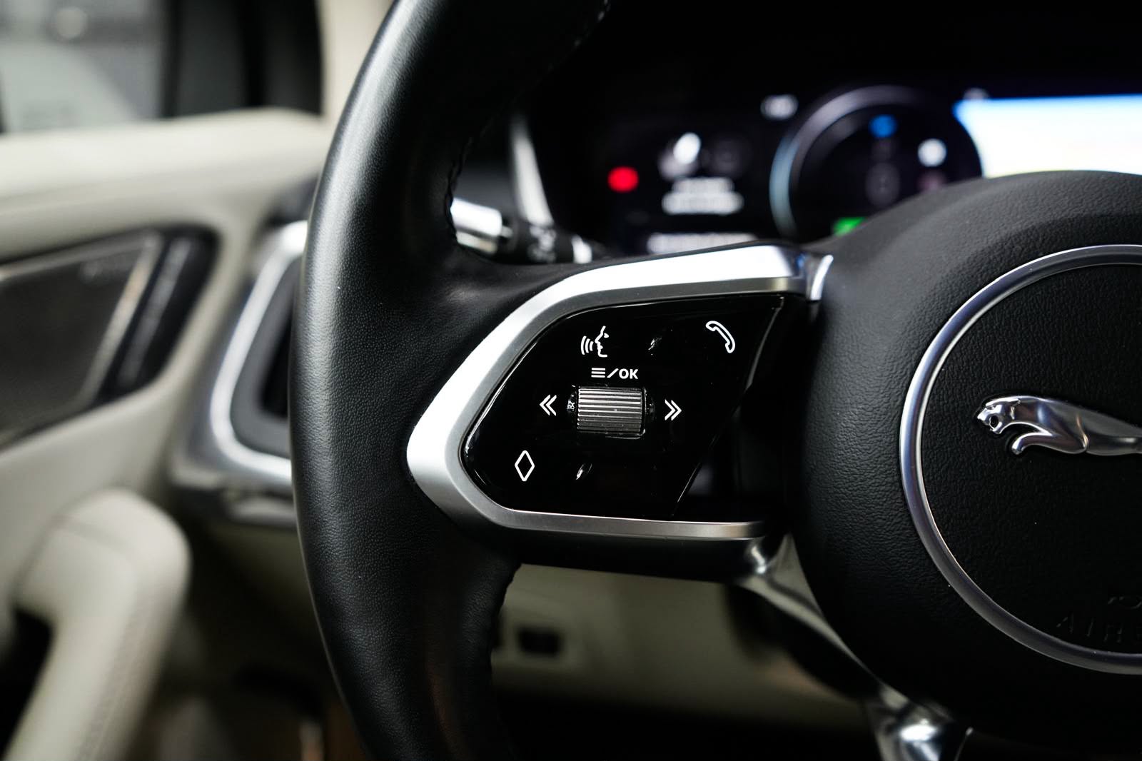 JAGUAR I-Pace EV400 First Edition AWD-image-14