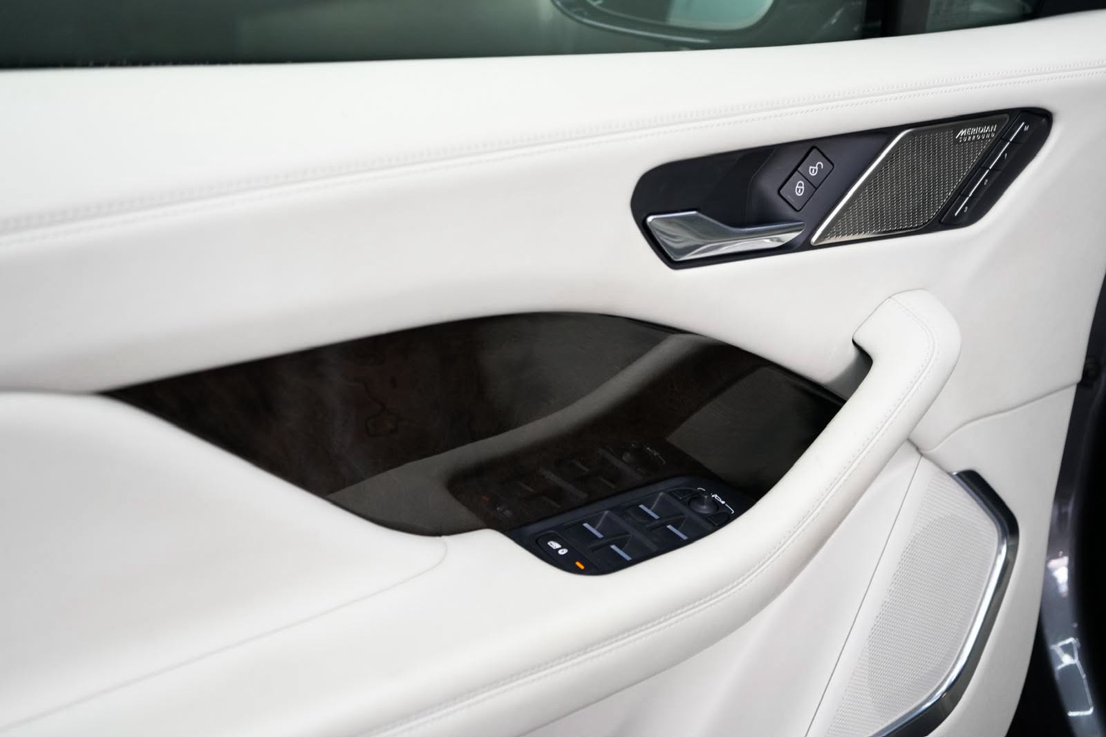 JAGUAR I-Pace EV400 First Edition AWD-image-21