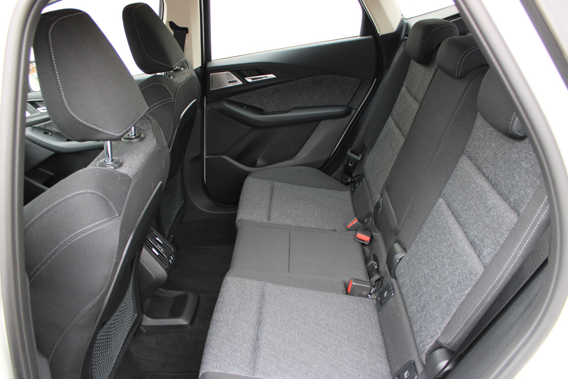 BMW 218i Active Tourer-image-9