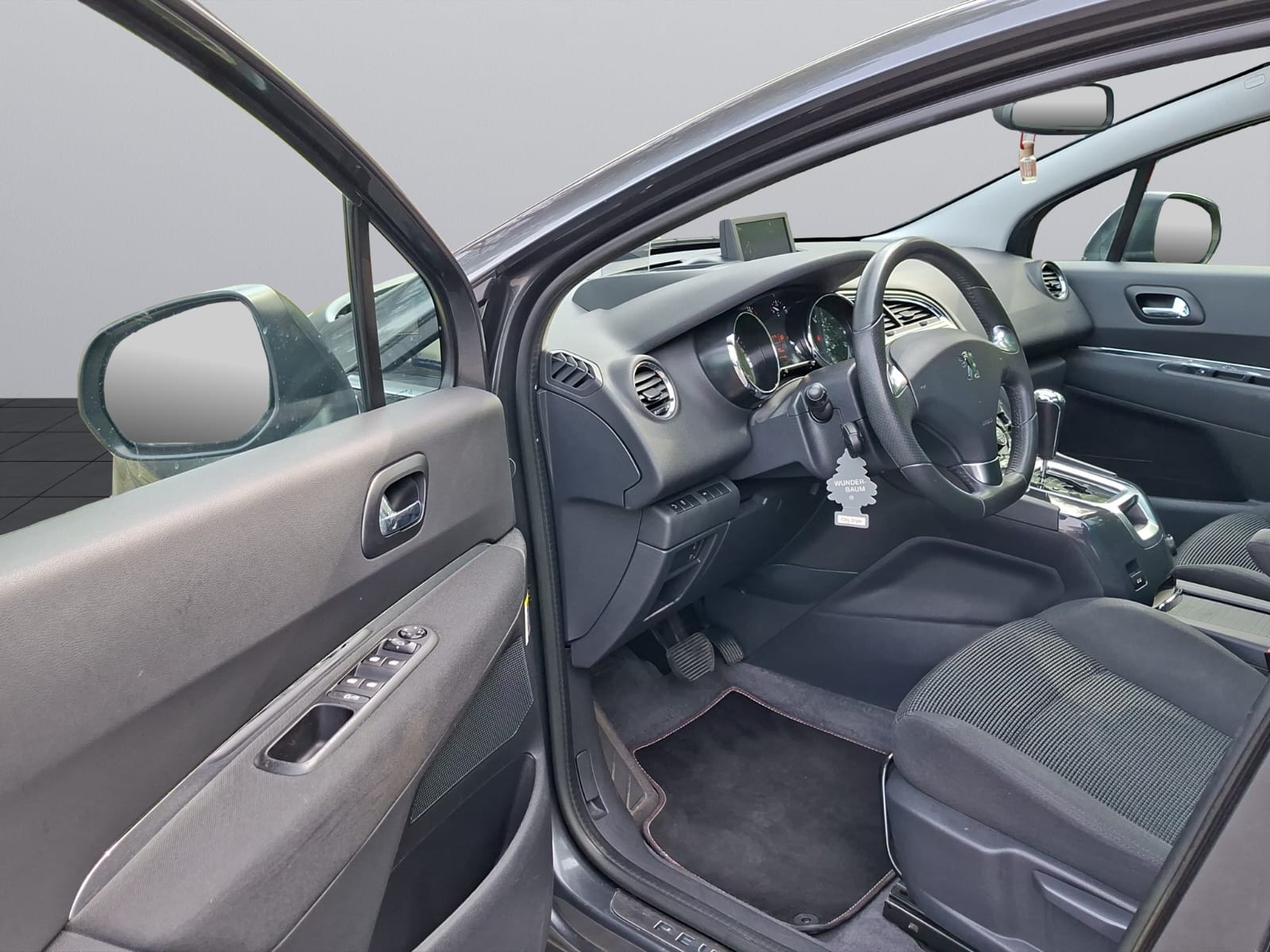 PEUGEOT 5008 1.6 16V T Family Automatic-image-12