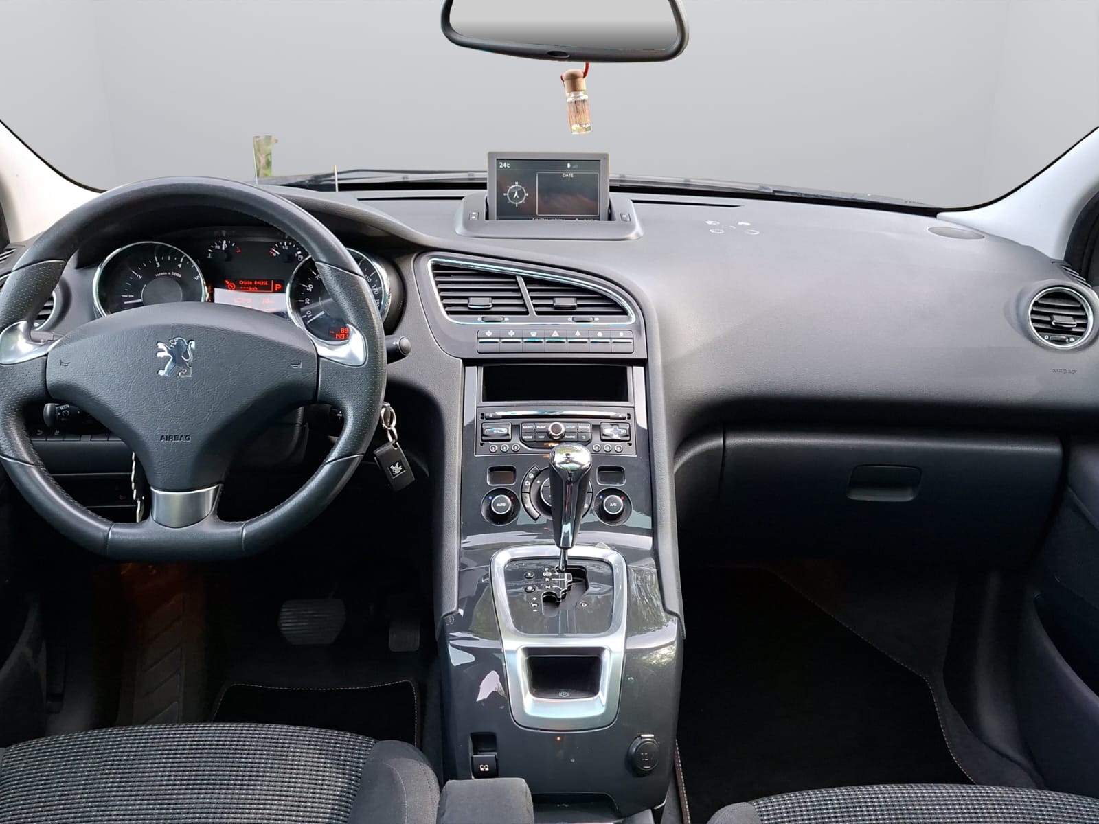 PEUGEOT 5008 1.6 16V T Family Automatic-image-14