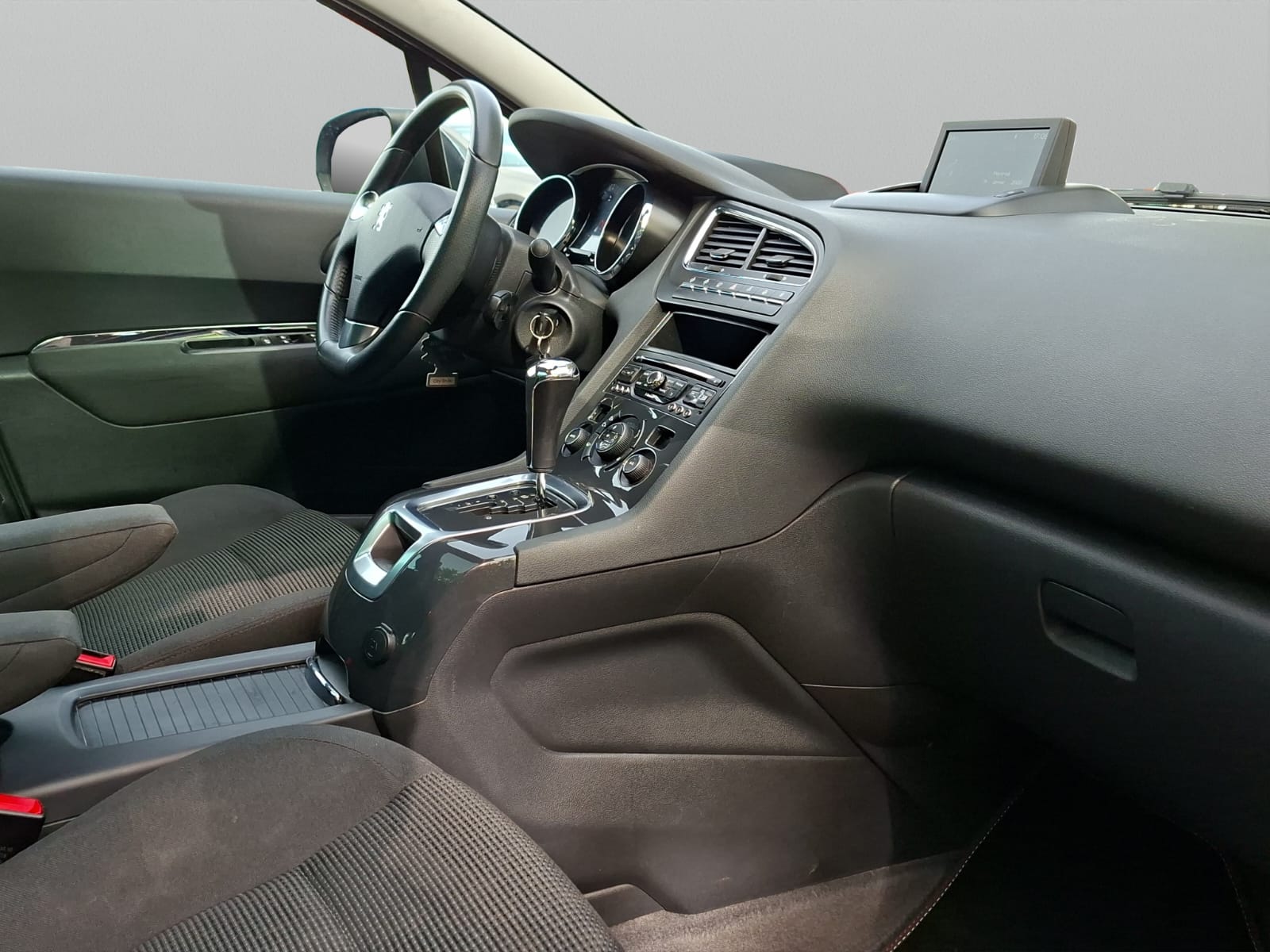 PEUGEOT 5008 1.6 16V T Family Automatic-image-13
