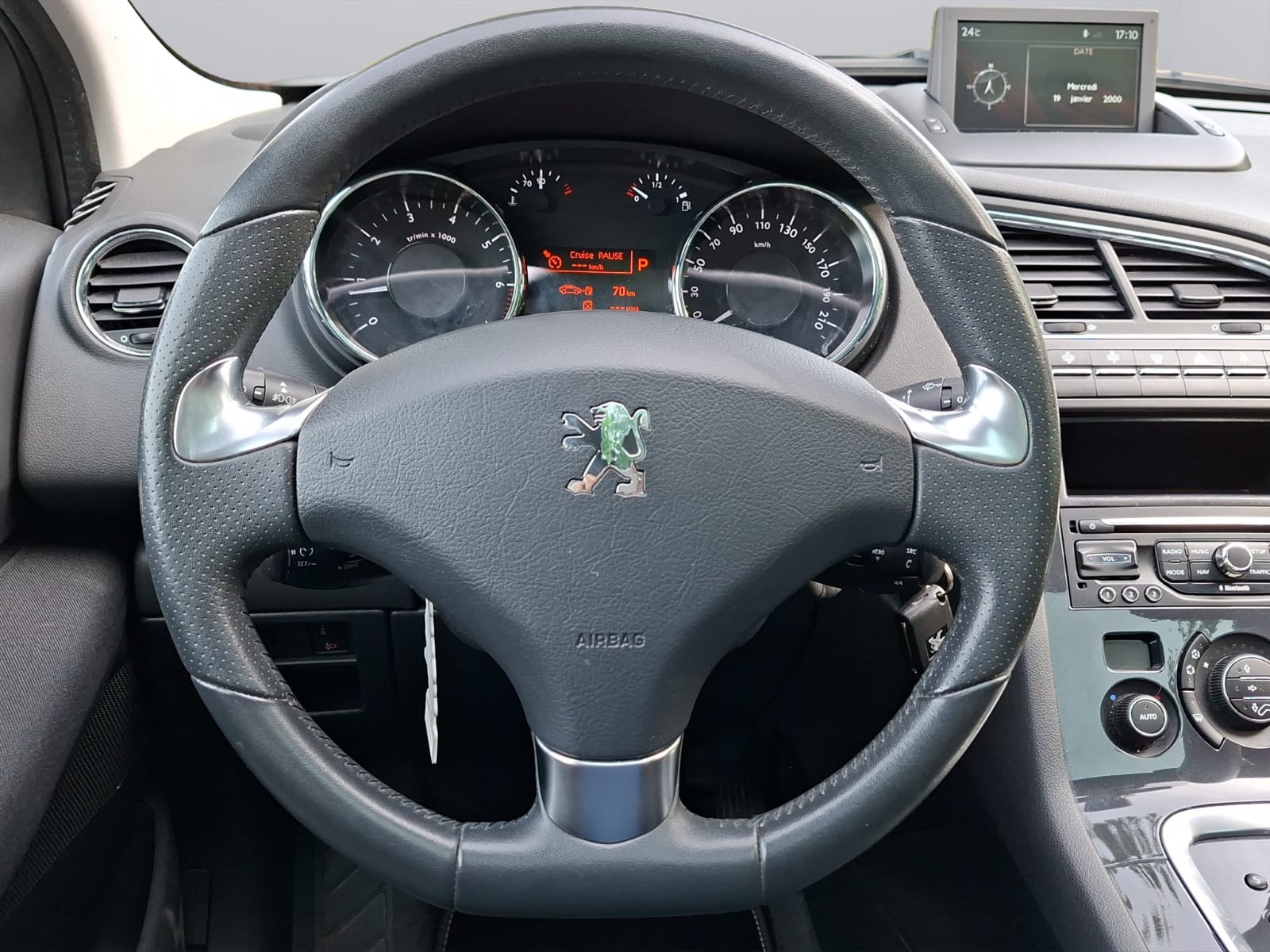 PEUGEOT 5008 1.6 16V T Family Automatic-image-15