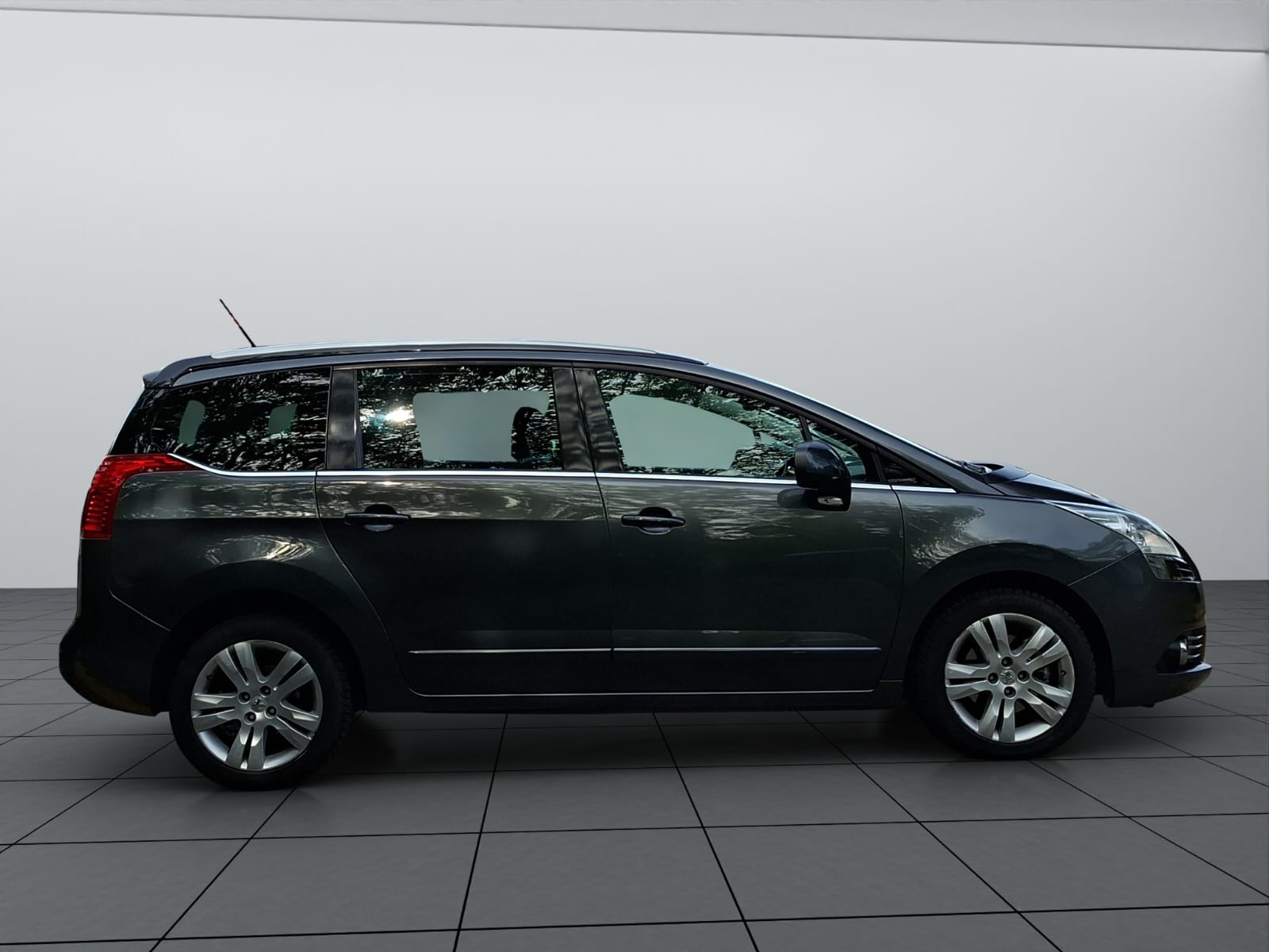 PEUGEOT 5008 1.6 16V T Family Automatic-image-8