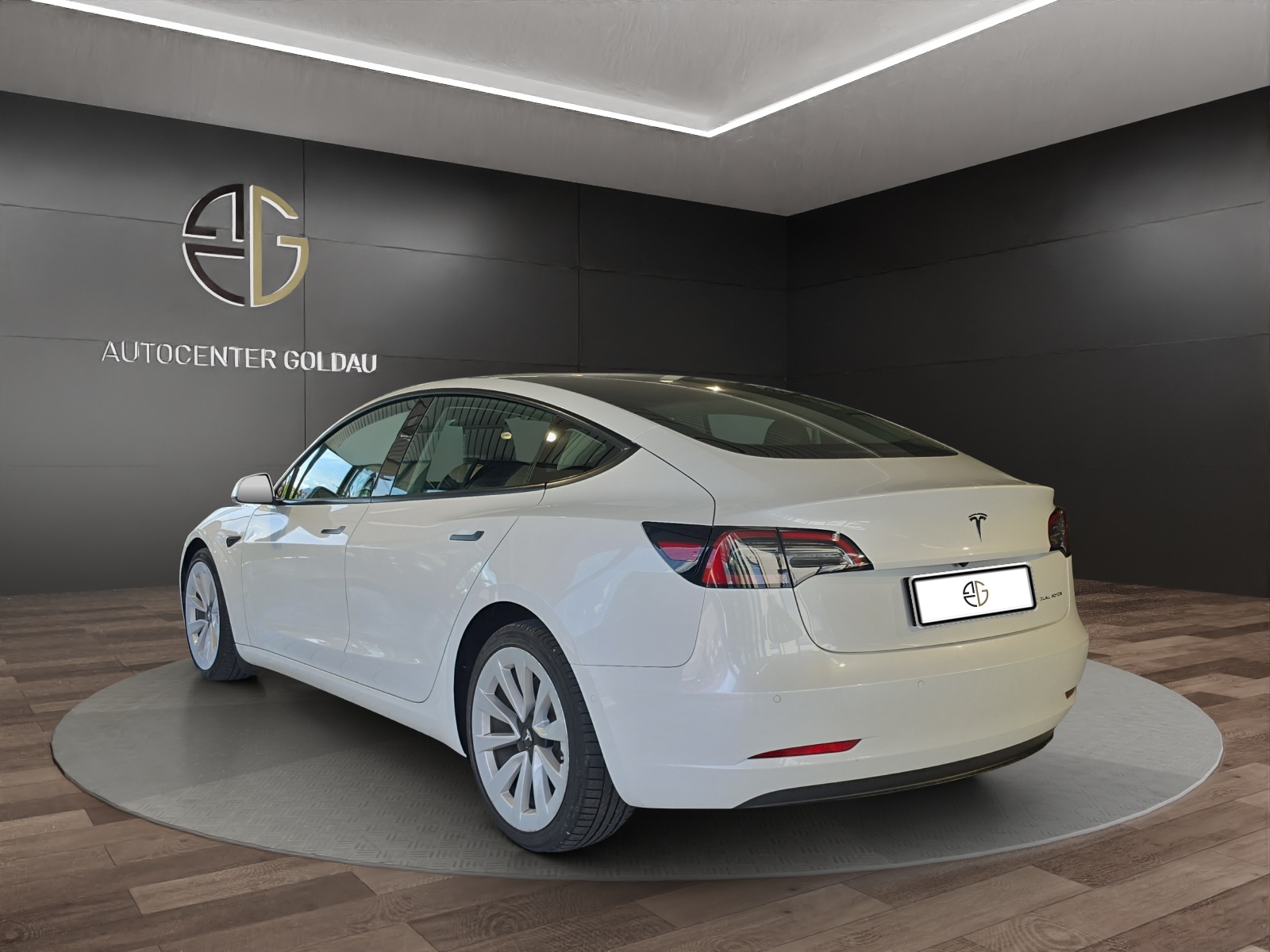 TESLA Model 3 Long Range Dual Motor AWD-showroom-element-1
