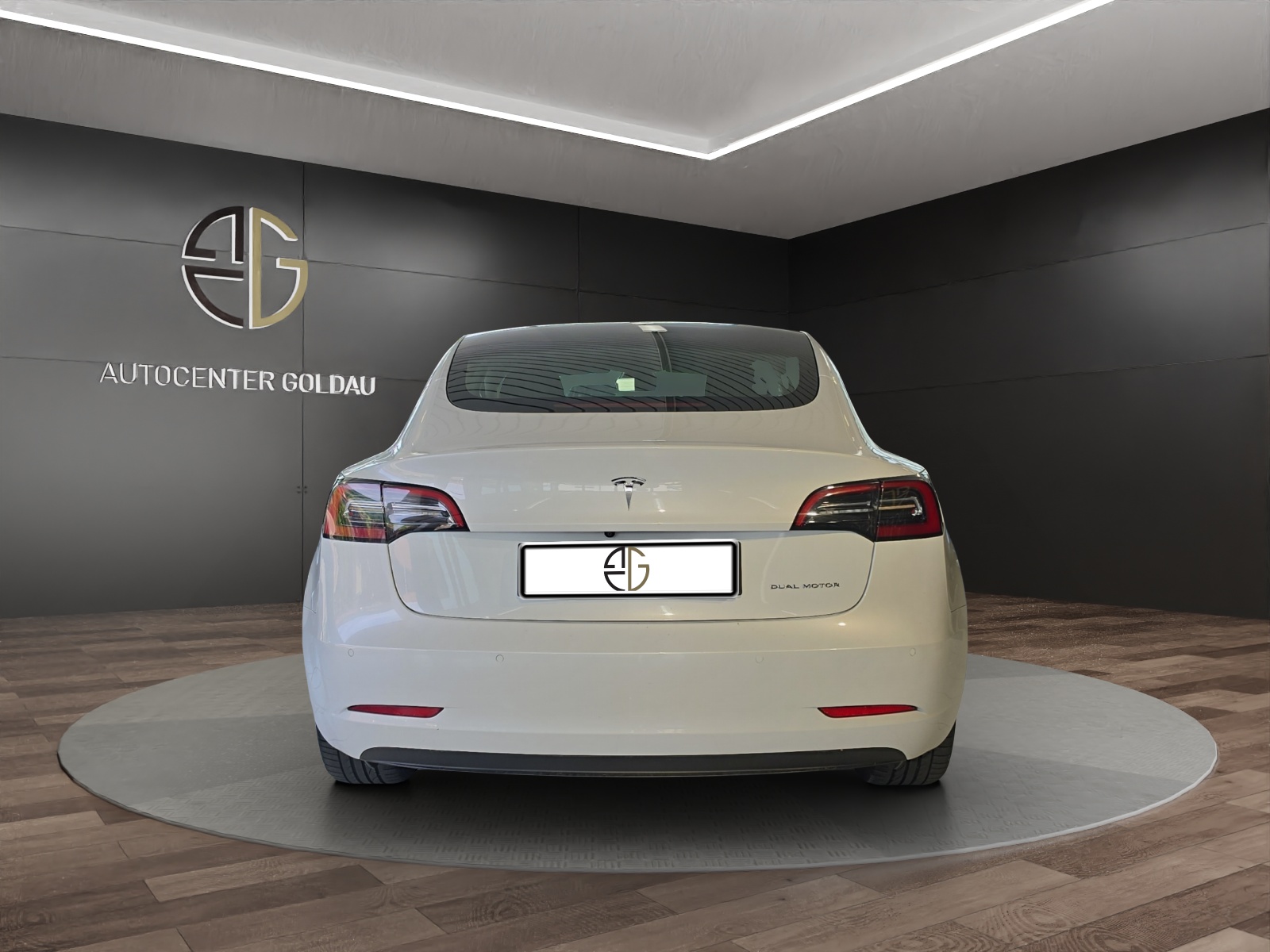 TESLA Model 3 Long Range Dual Motor AWD-showroom-element-2