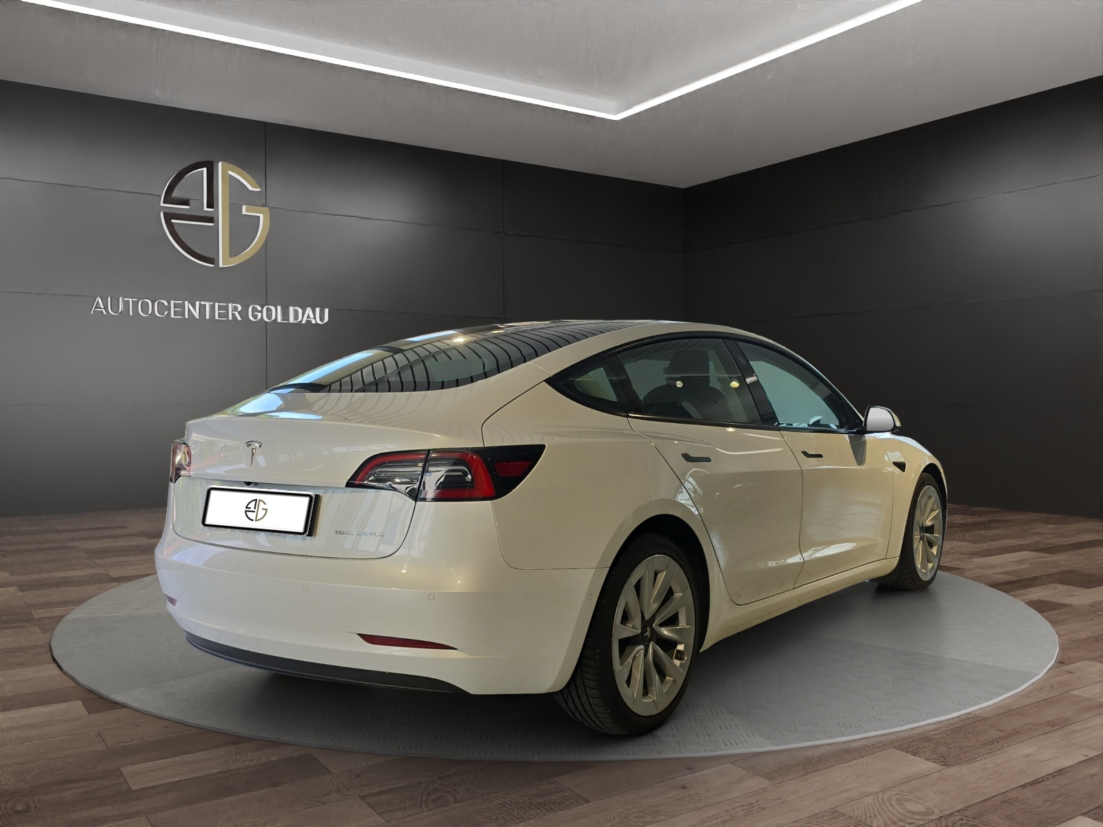 TESLA Model 3 Long Range Dual Motor AWD-showroom-element-3