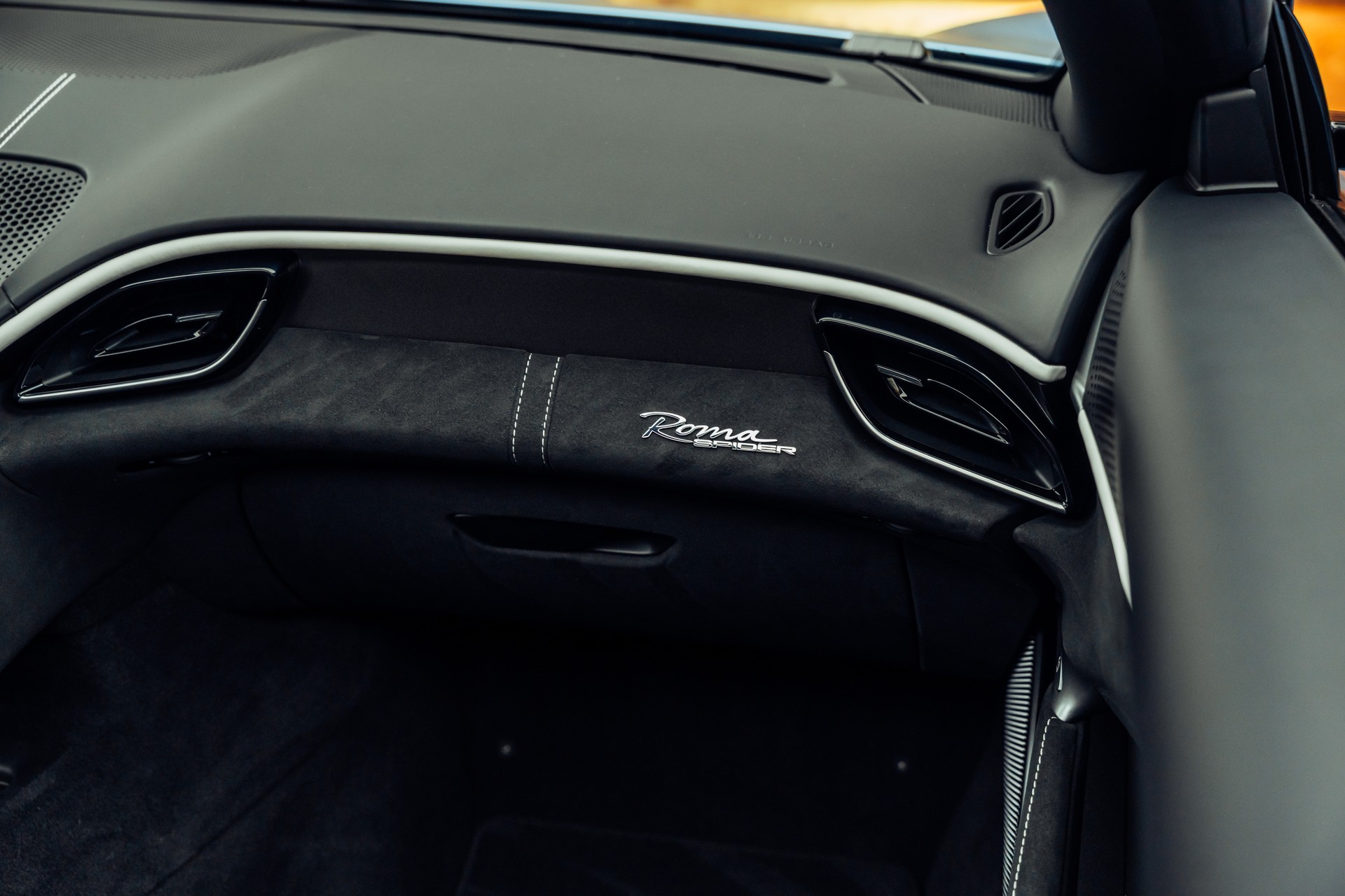 FERRARI Roma 3.9 V8 T Spider Azzurro California-image-9