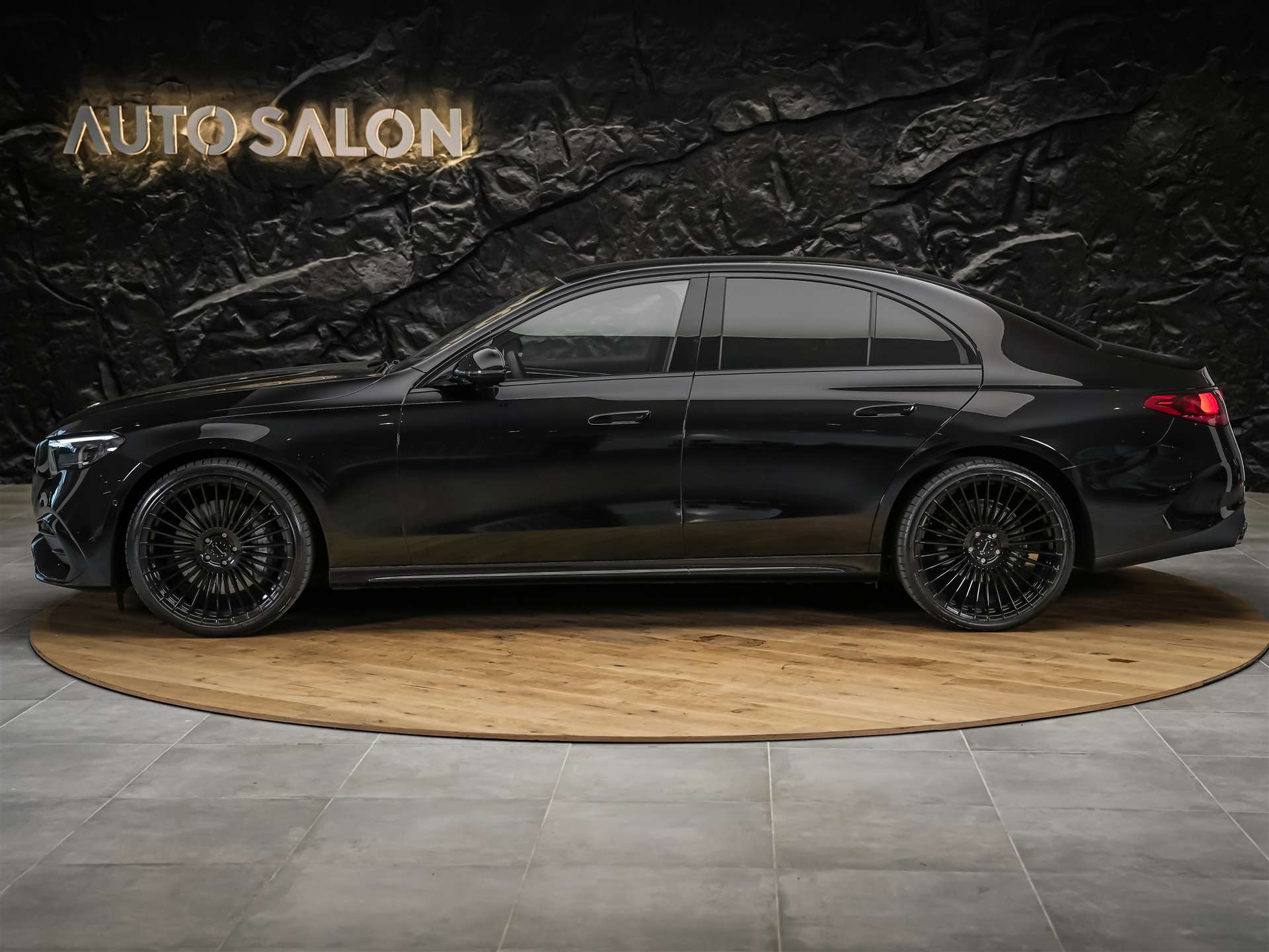 MERCEDES-BENZ E 220 d AMG Line 4Matic 9G-Tronic *Werksgarantie*21" Felgen*Abstandsregler*-showroom-element-1