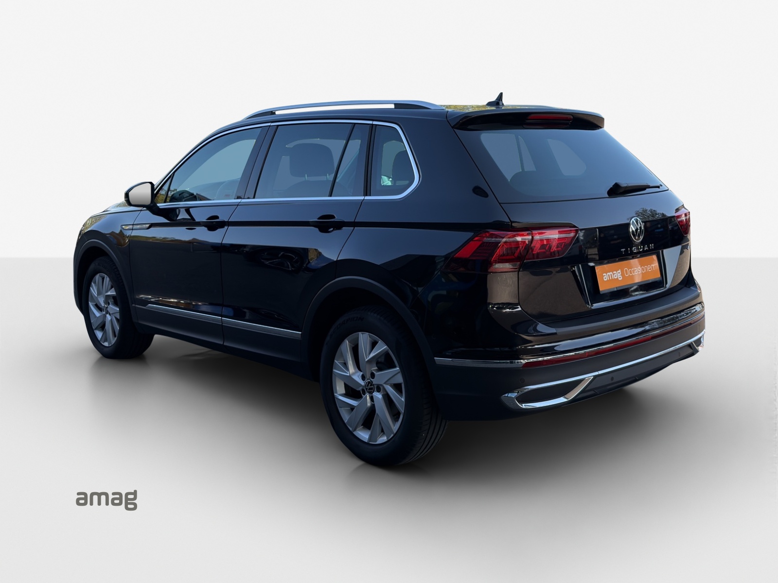 VW Tiguan 2.0TSI Elegance 4Motion DSG-image-2
