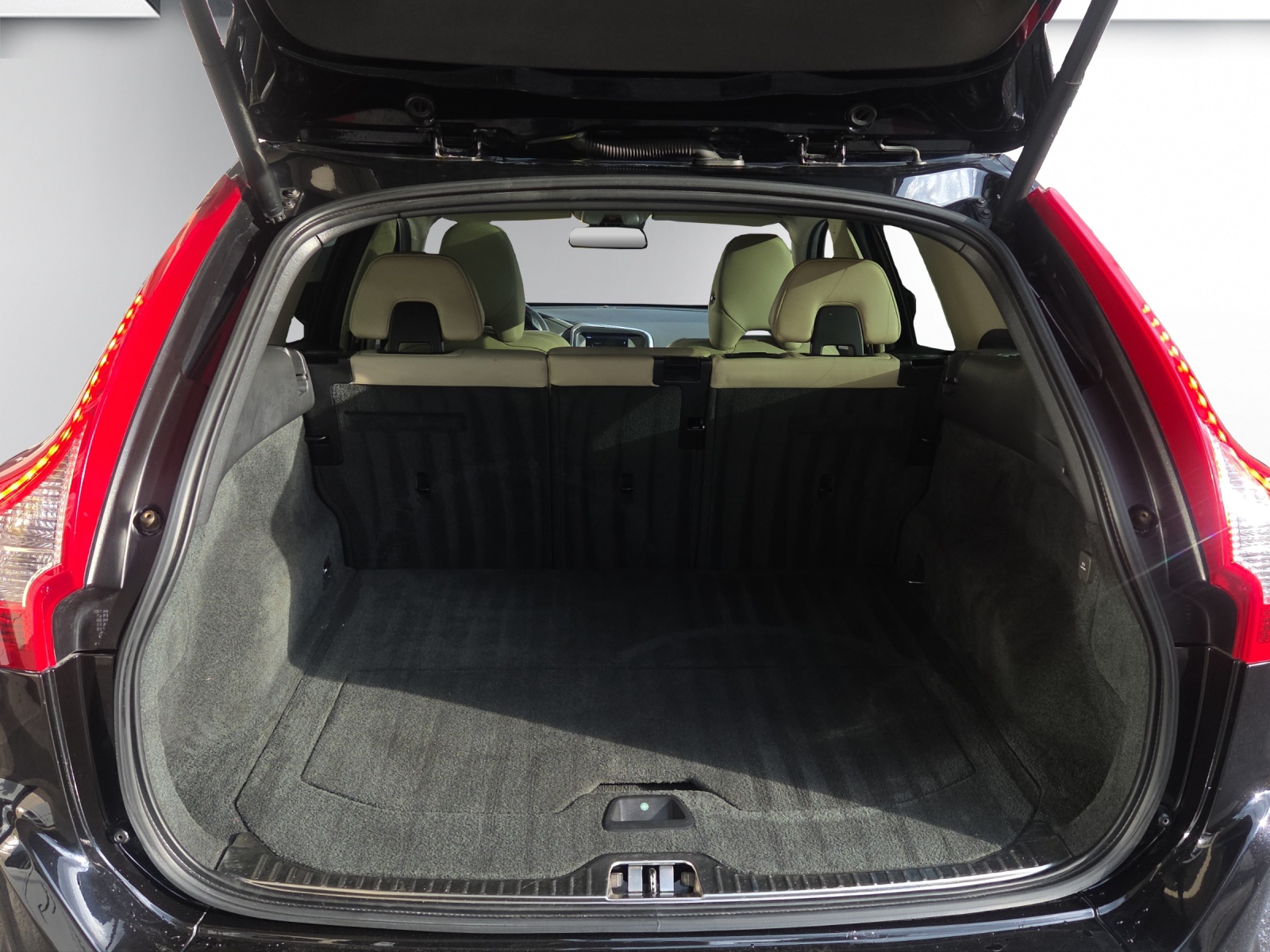 VOLVO XC60 D5 AWD Summum Geartronic-image-18