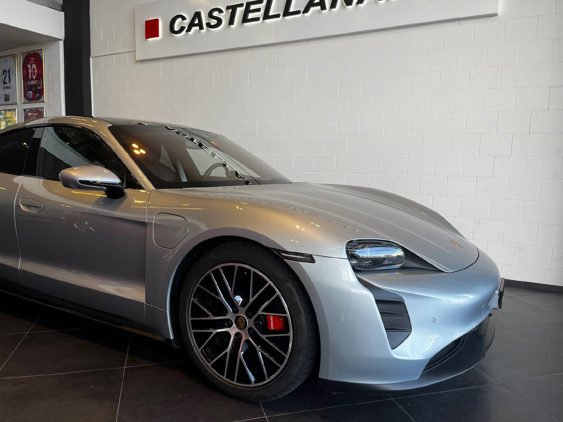 PORSCHE Taycan GTS-showroom-element-1