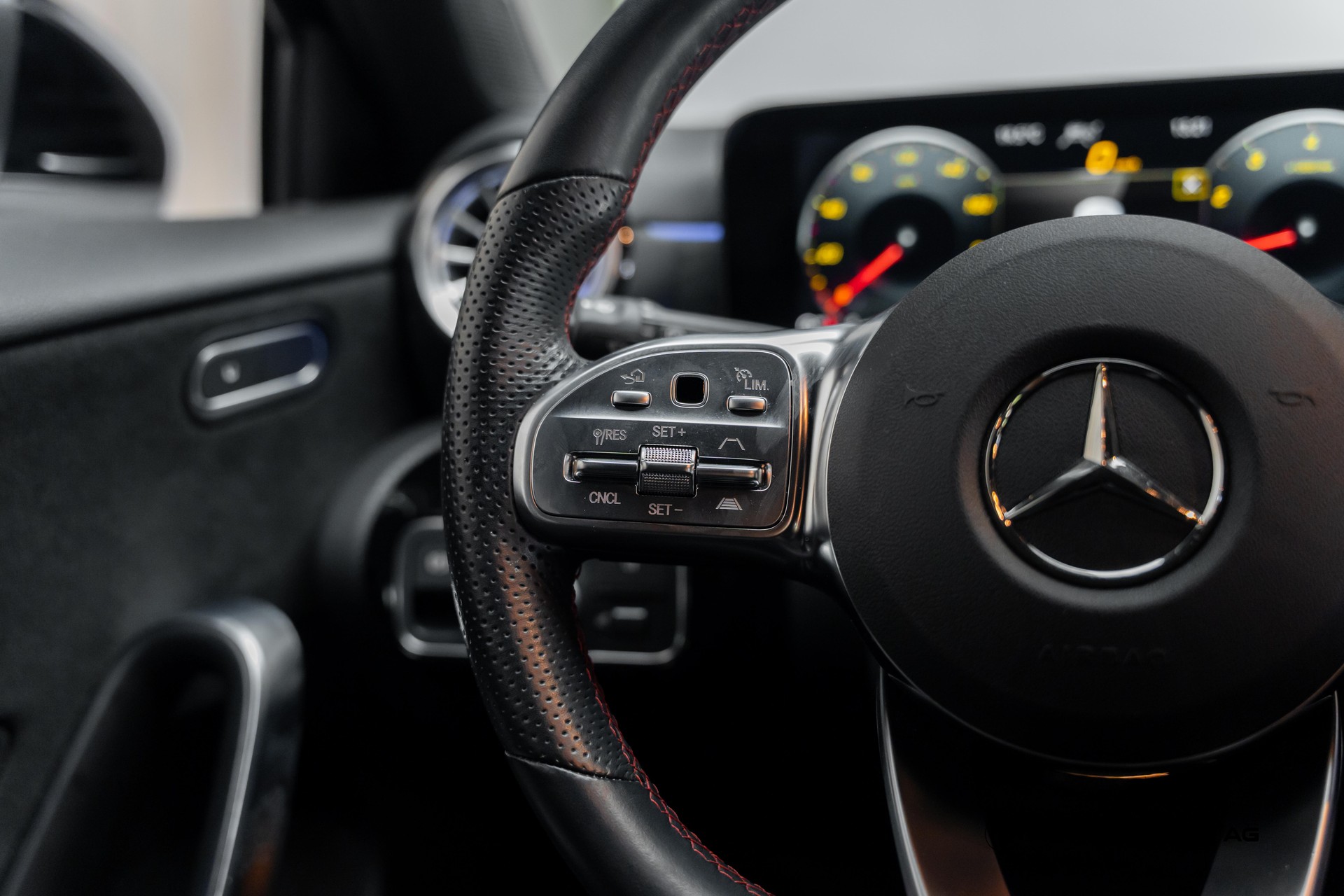 MERCEDES-BENZ A 200 AMG Line 7G-DCT-image-18