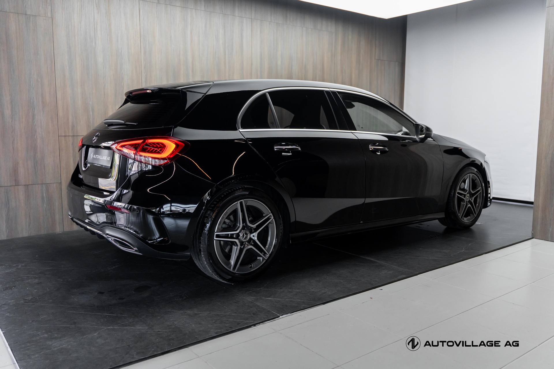 MERCEDES-BENZ A 200 AMG Line 7G-DCT-showroom-element-1