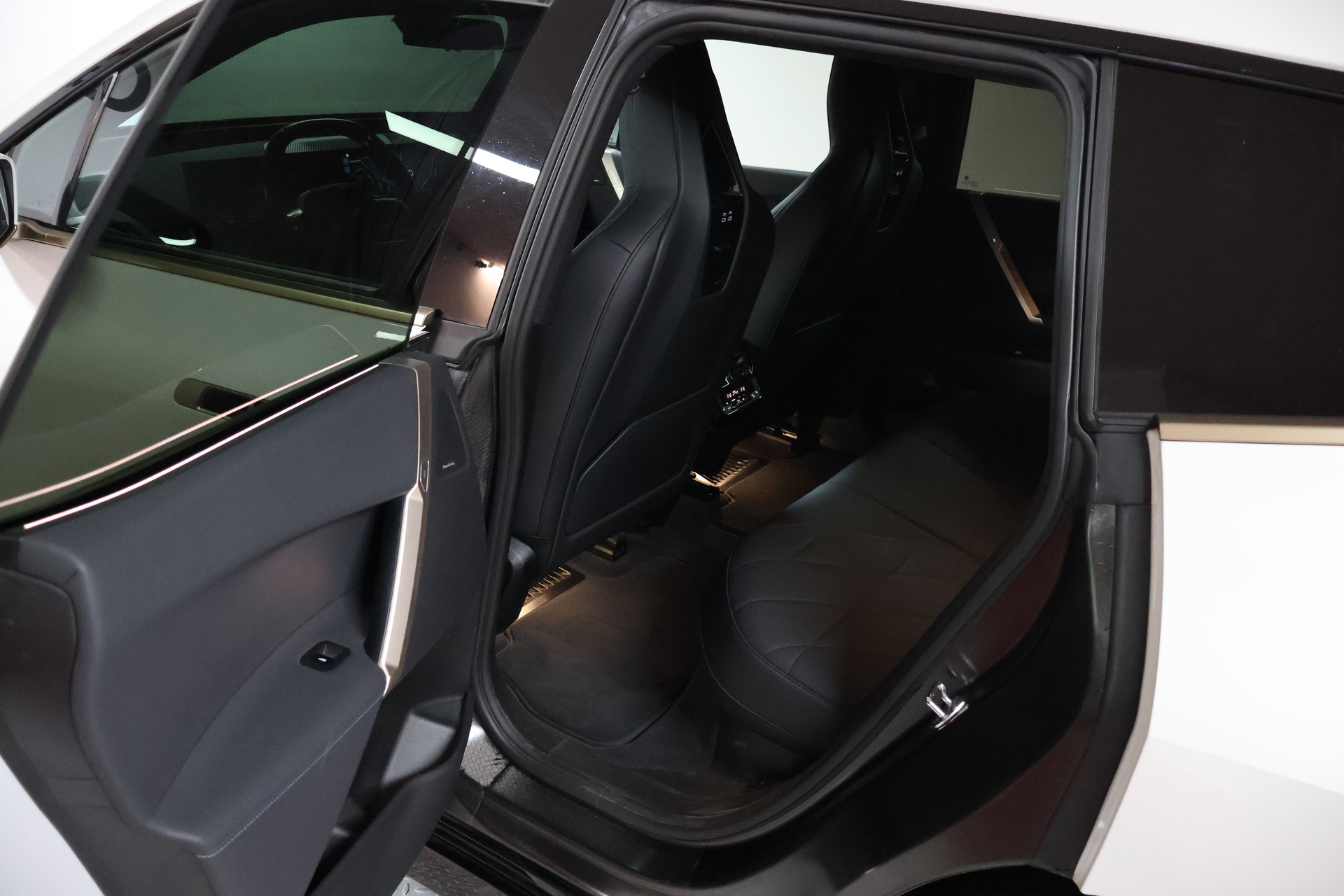 BMW iX xDrive50-image-17