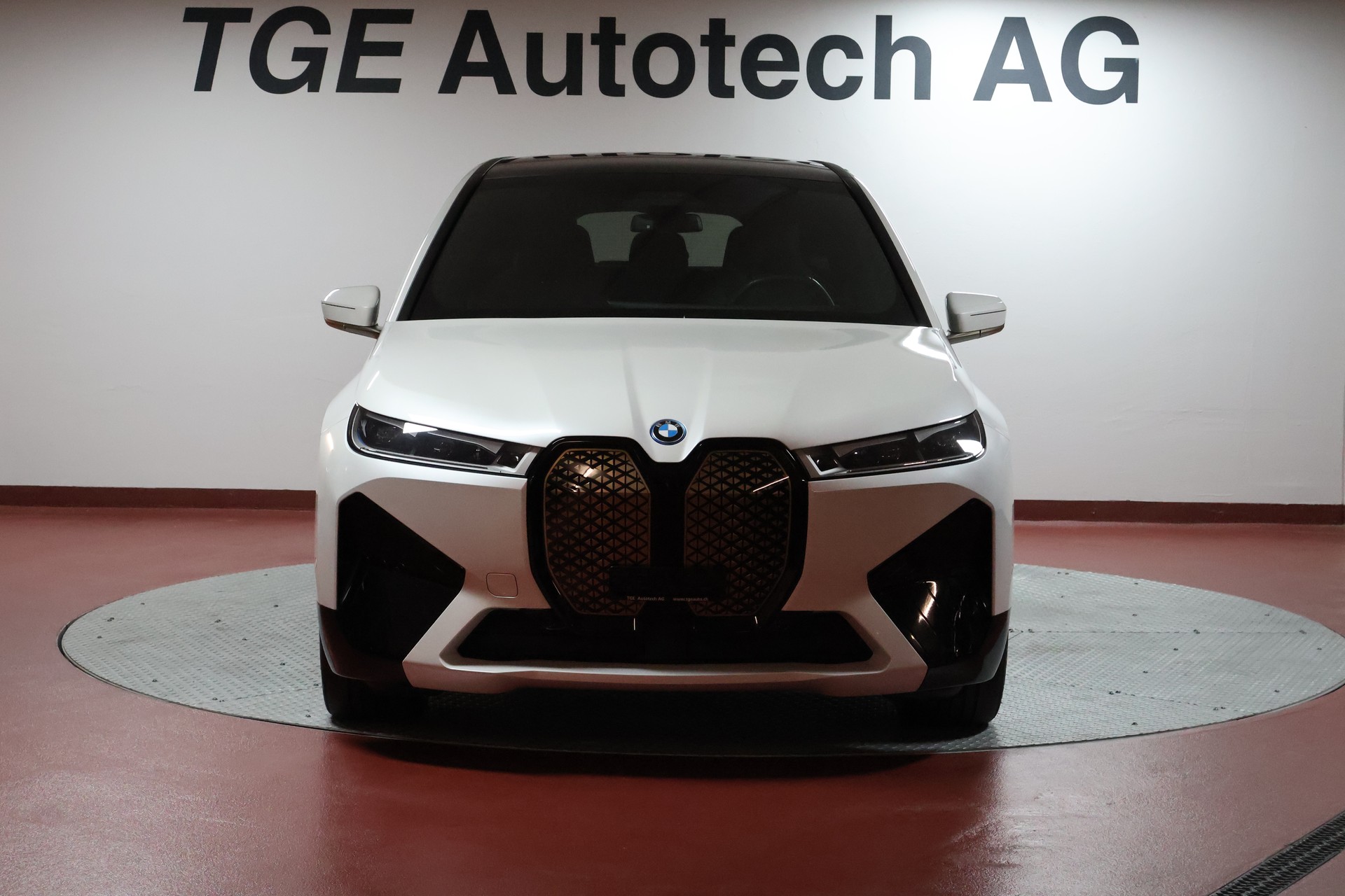 BMW iX xDrive50-showroom-element-1