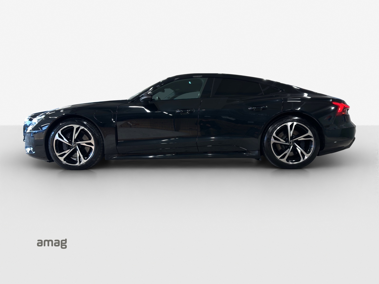 AUDI e-tron GT quattro-showroom-element-1