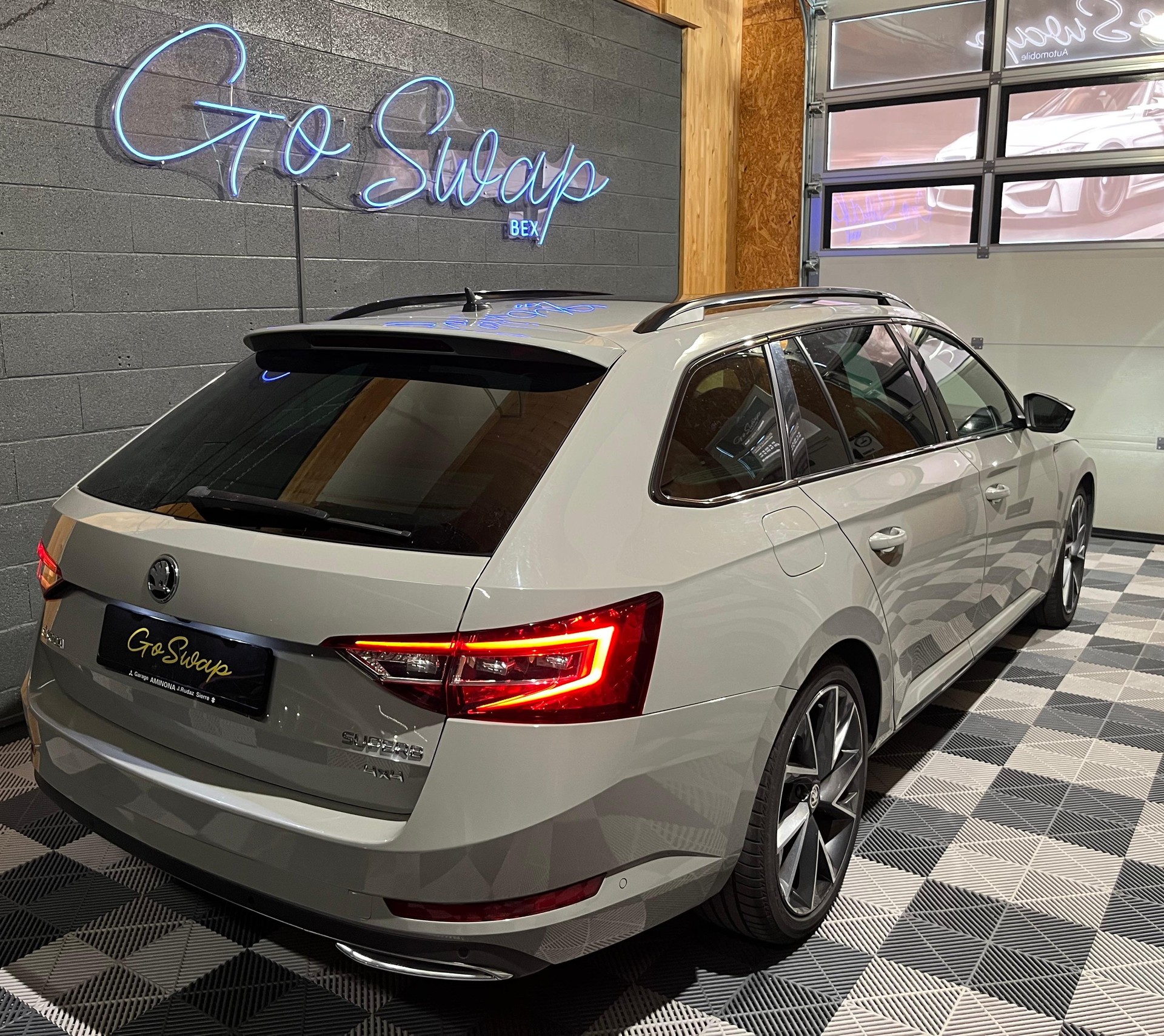 SKODA Superb Combi 2.0 TDi SportLine+ 4x4 DSG-showroom-element-1