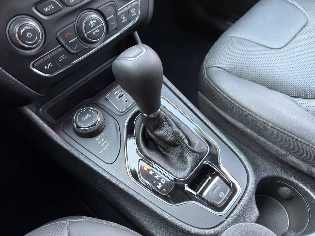 JEEP Cherokee 2.2 D 195 Limited AWD-image-4