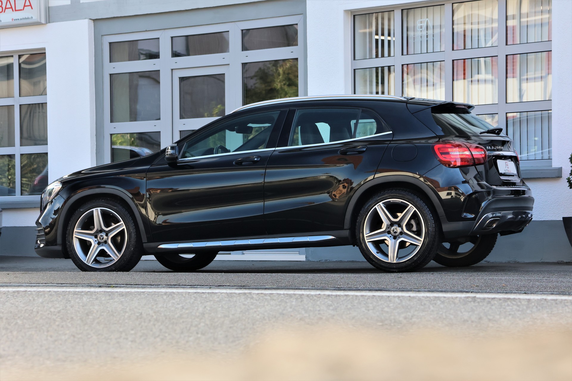 MERCEDES-BENZ GLA 200 d Swiss Star Edition AMG 4Matic 7G-DCT (CH)-showroom-element-3