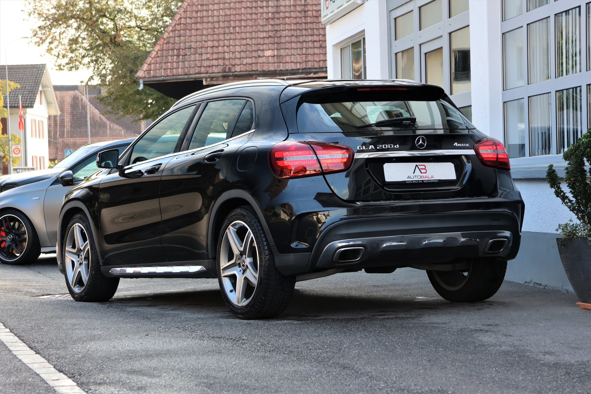 MERCEDES-BENZ GLA 200 d Swiss Star Edition AMG 4Matic 7G-DCT (CH)-showroom-element-2