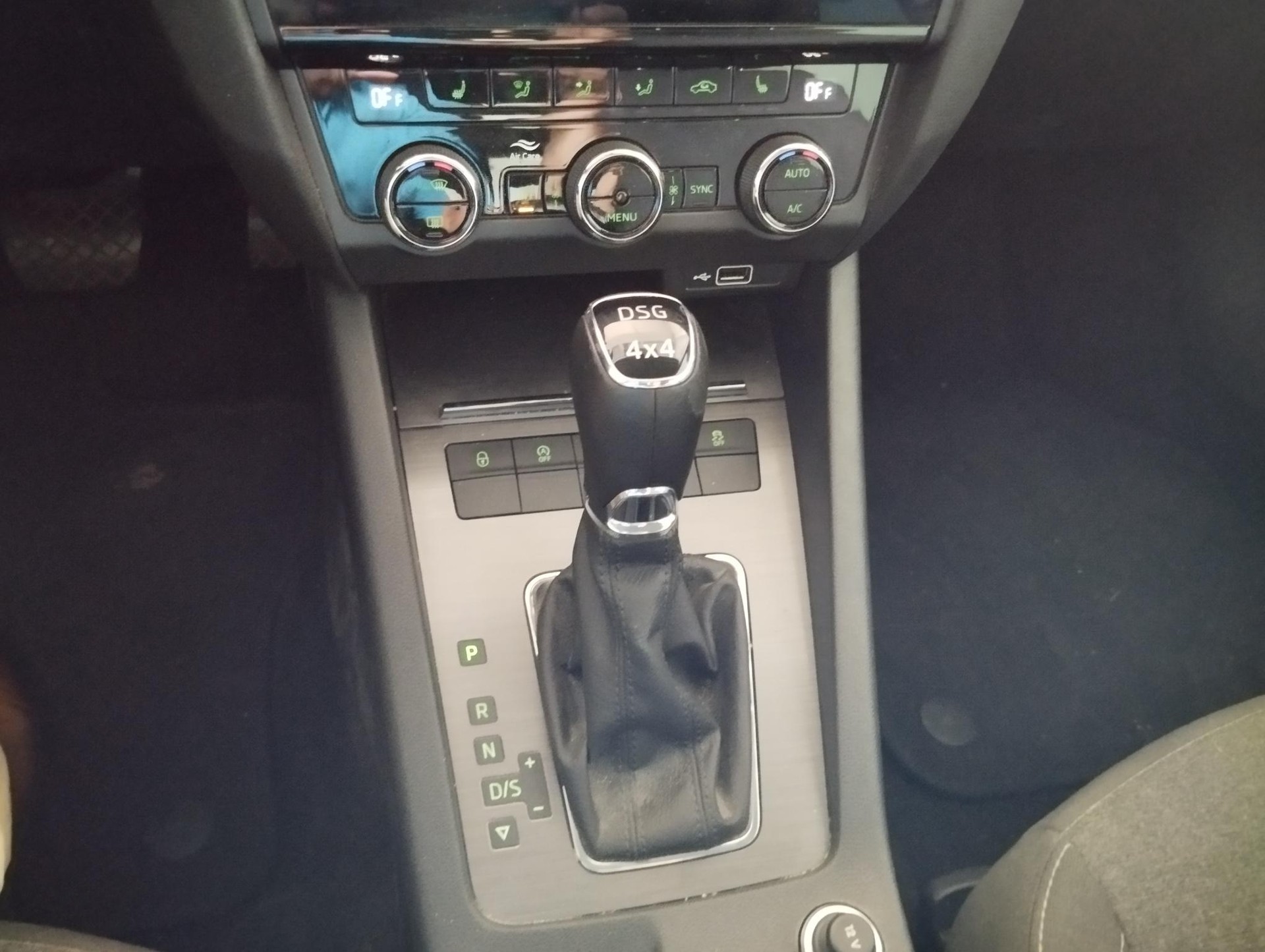 SKODA Octavia Combi 2.0 TSI Soleil 4x4 DSG-image-13