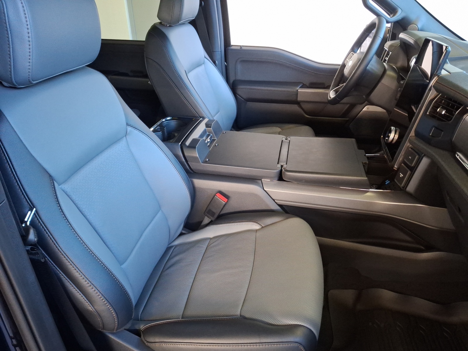 FORD F-150 Lightning 98 kWh Lariat Launch Edition-image-11