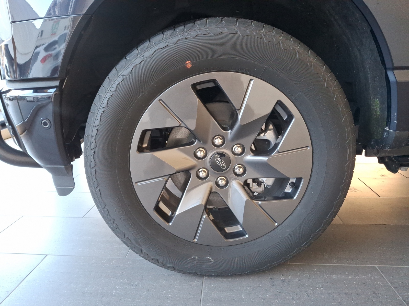 FORD F-150 Lightning 98 kWh Lariat Launch Edition-image-13