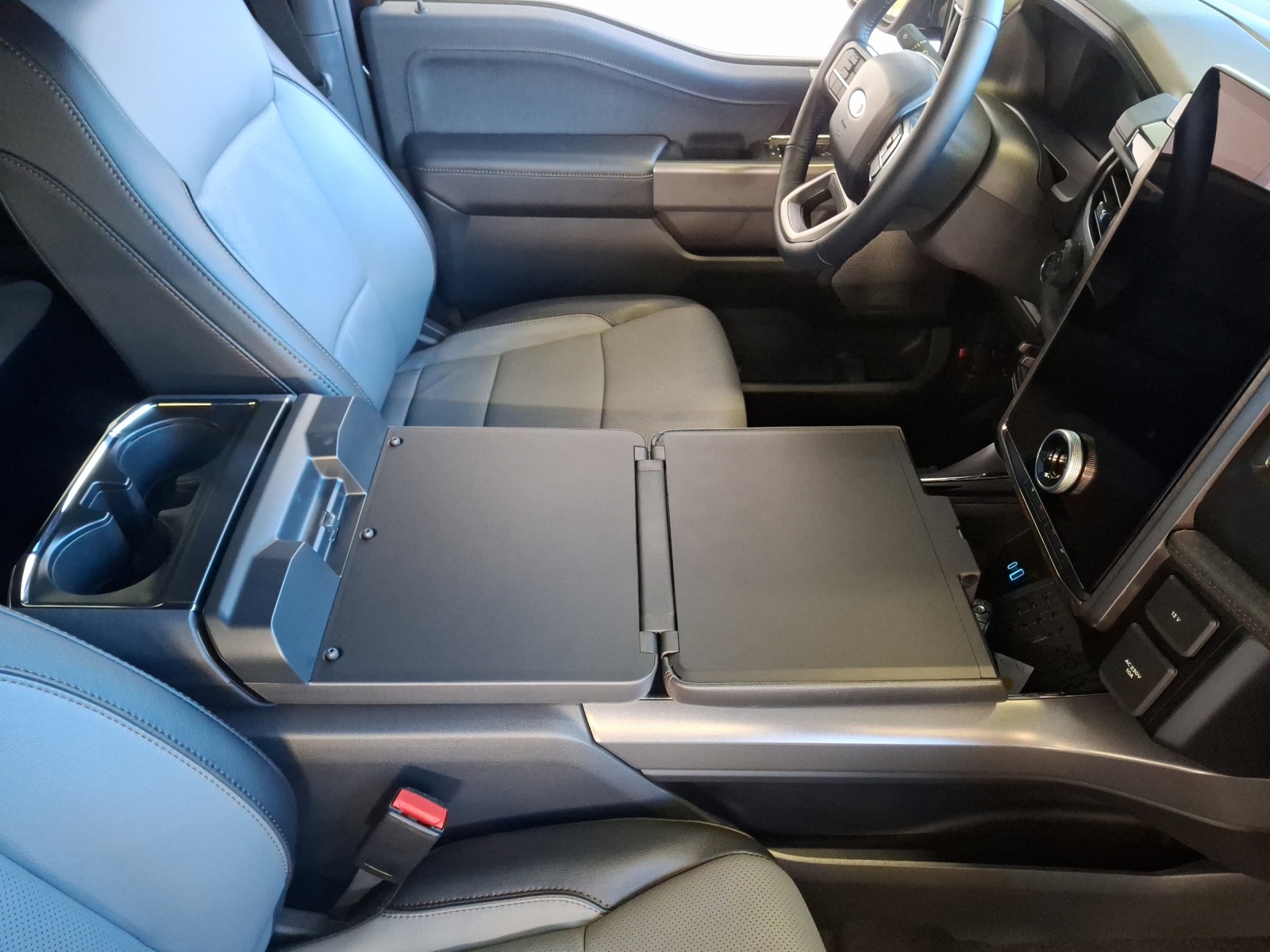FORD F-150 Lightning 98 kWh Lariat Launch Edition-image-10