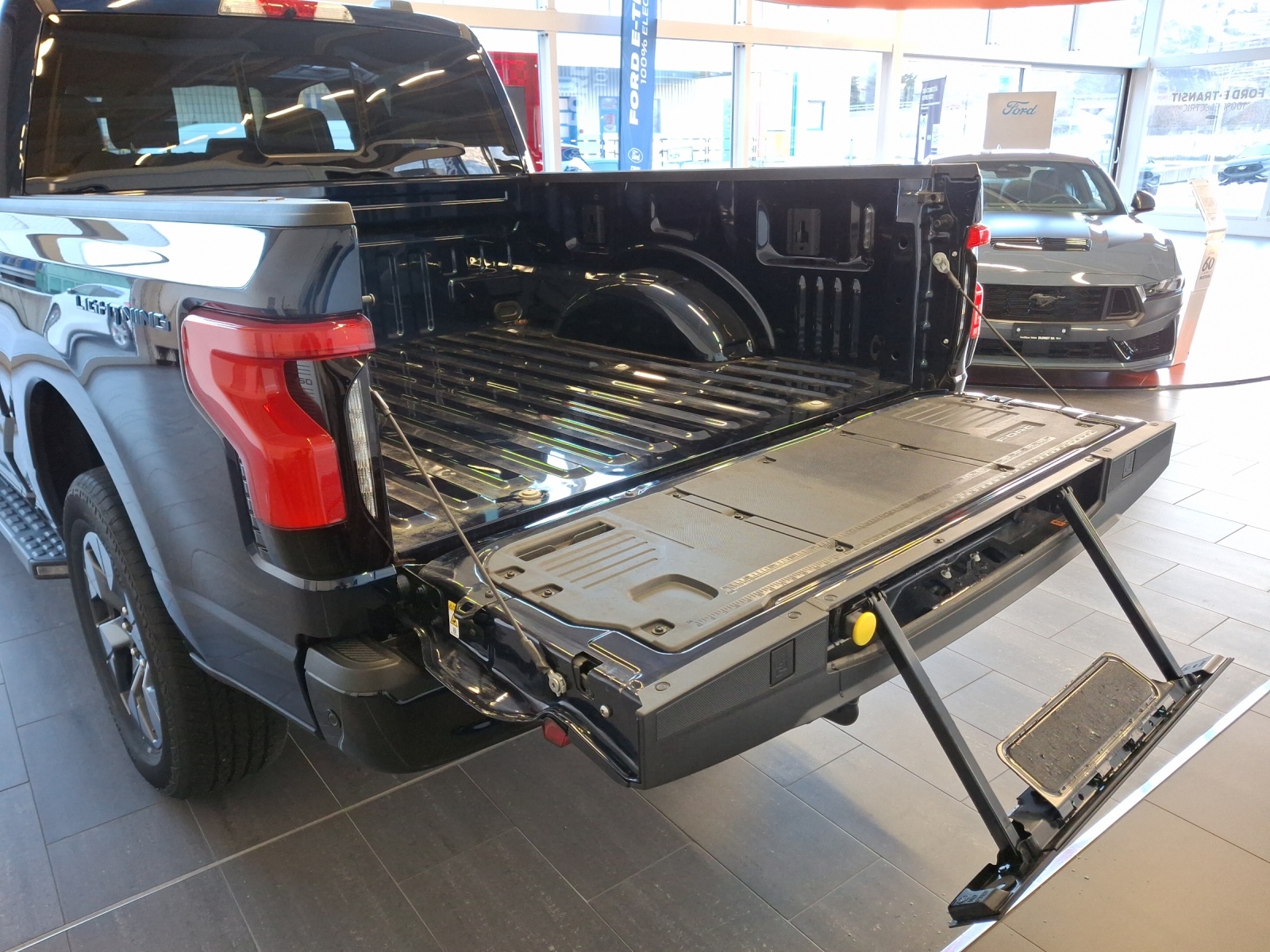 FORD F-150 Lightning 98 kWh Lariat Launch Edition-image-12