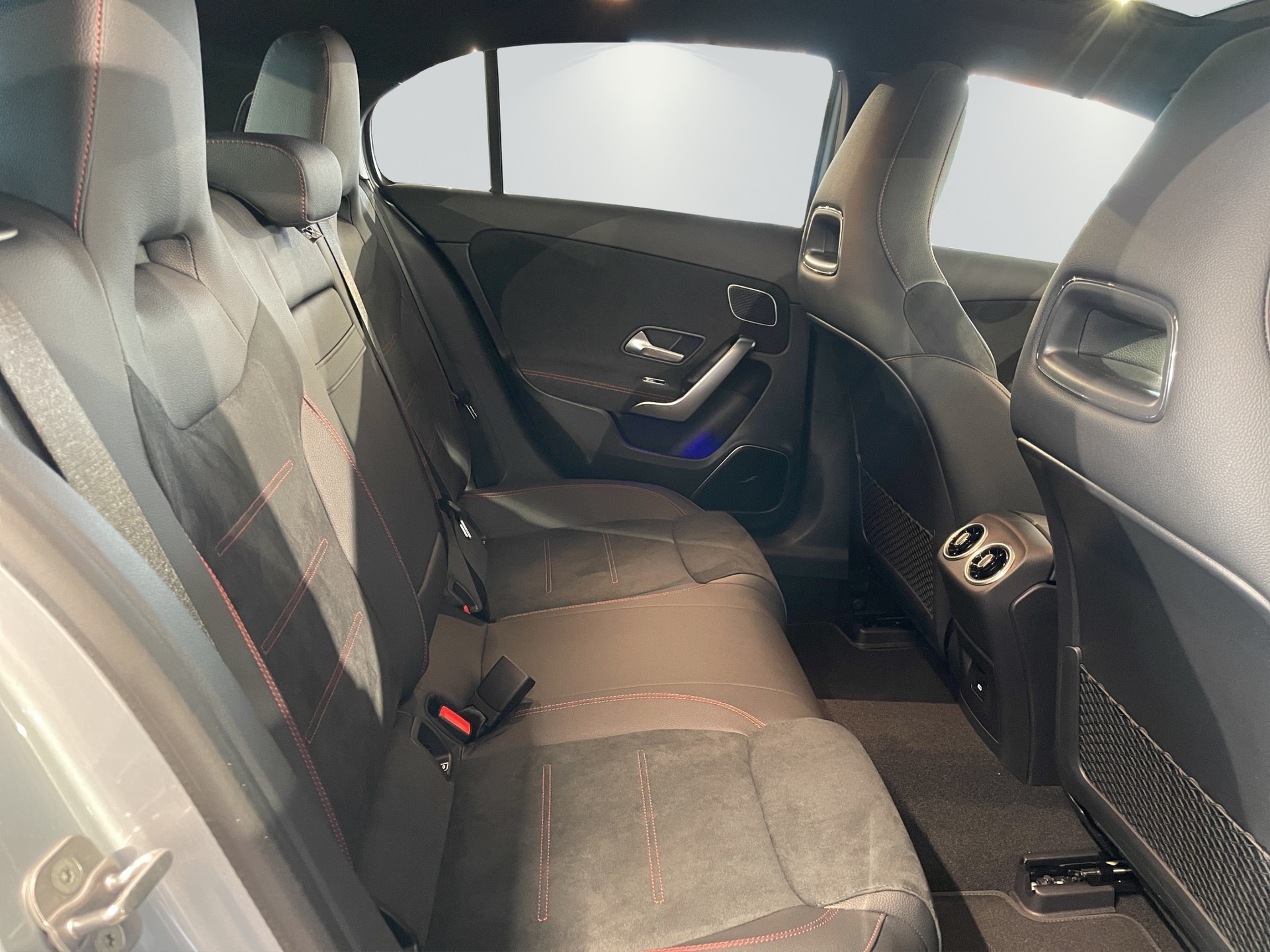MERCEDES-BENZ A 220 4Matic 8G-DCT-image-11