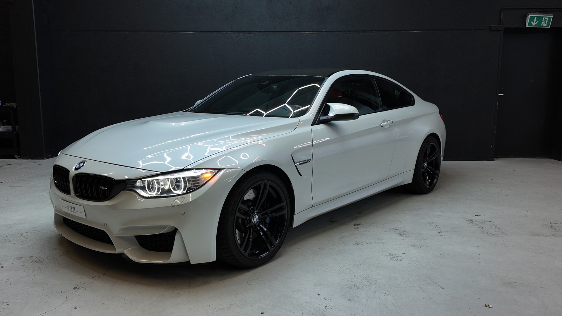 BMW M4 Coupé DKG-showroom-element-1