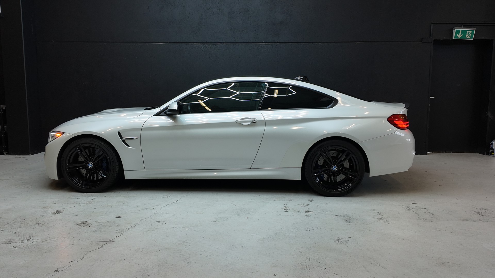 BMW M4 Coupé DKG-showroom-element-2