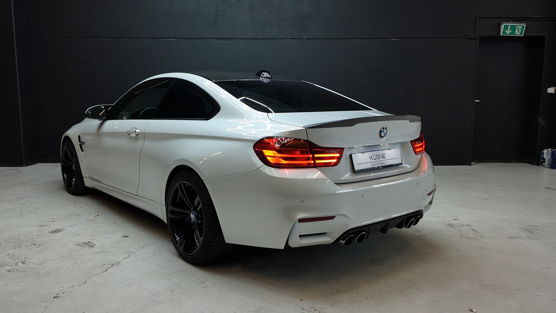 BMW M4 Coupé DKG-showroom-element-3