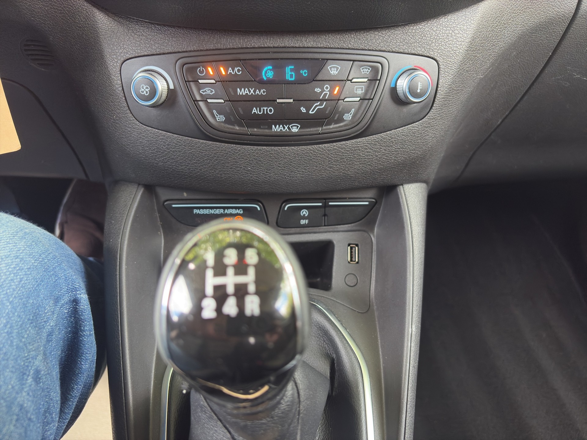 FORD Tourneo Courier 1.0 SCTi Titanium-image-10