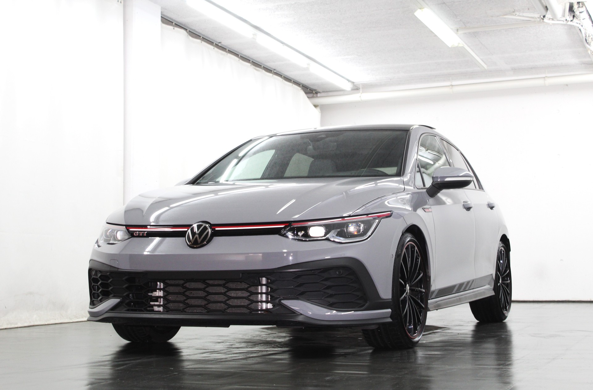 VW Golf 2.0 TSI GTI Clubsport DSG Performance Paket Akrapovic / CH-Fahrzeug-showroom-element-3